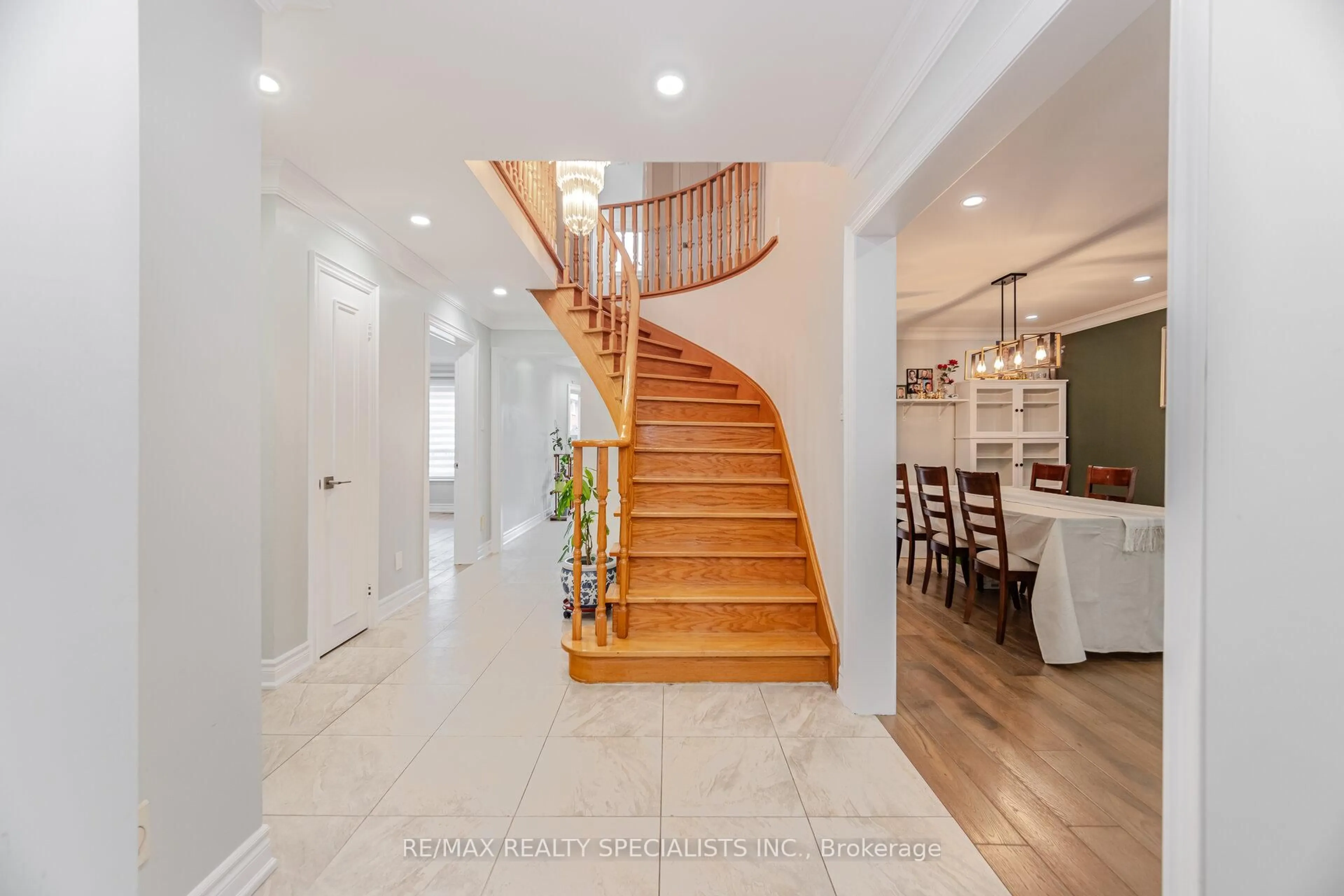 Stairs for 5274 Huntingfield Dr, Mississauga Ontario L5R 2K5