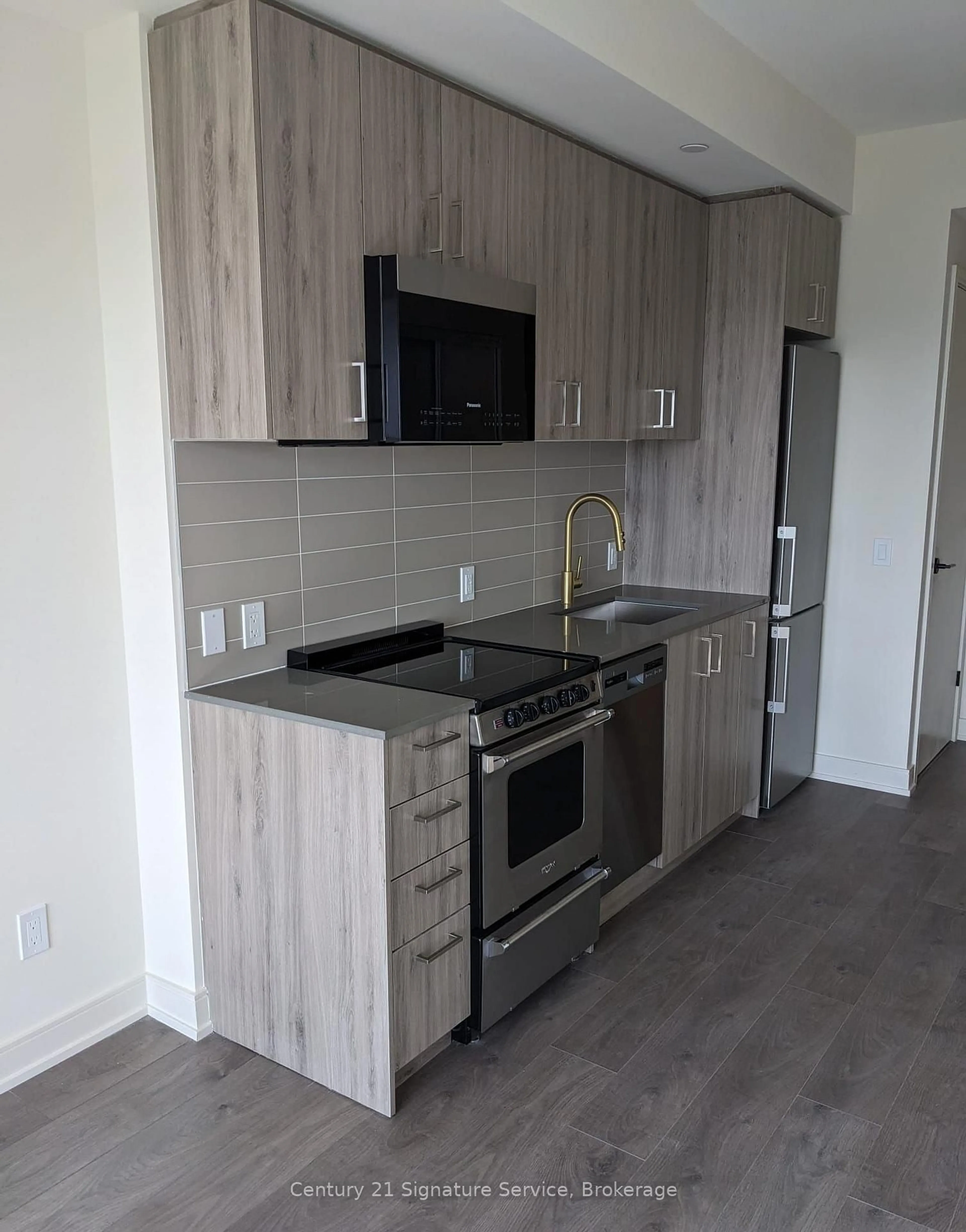 Standard kitchen, wood/laminate floor for 8010 Derry Rd #1004, Milton Ontario L9T 9N3