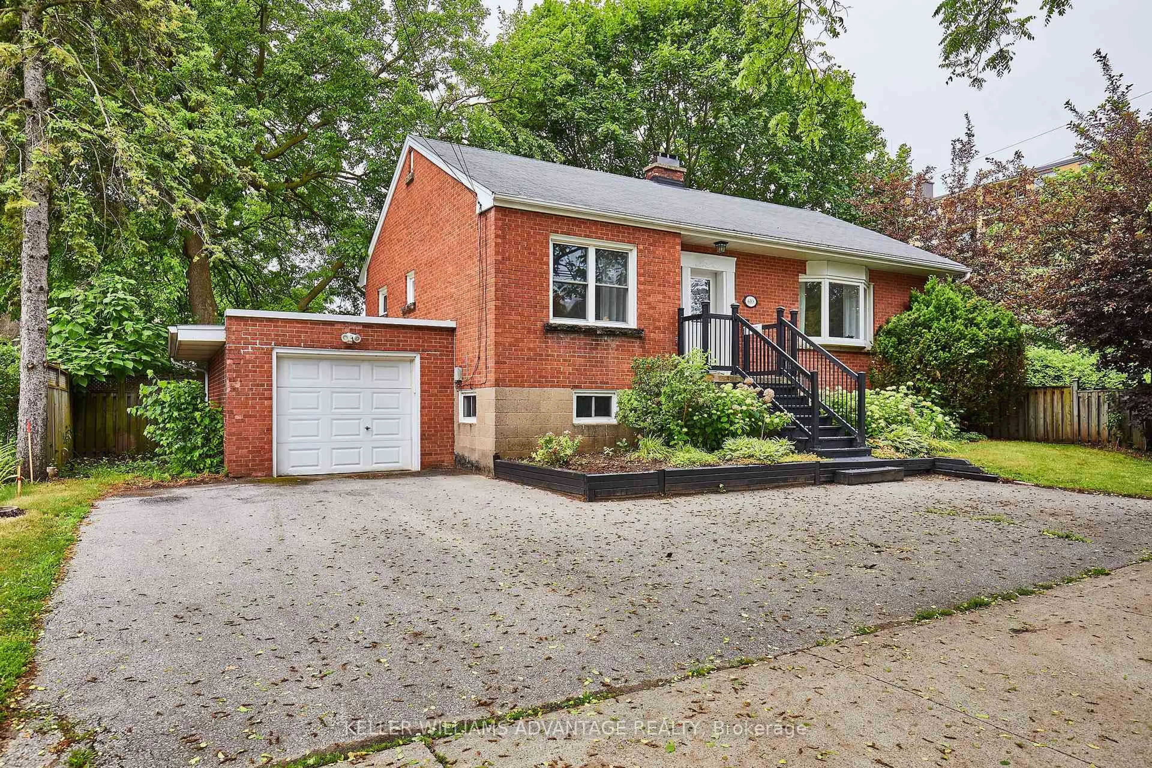 Home with brick exterior material, street for 610 Guelph Line, Burlington Ontario L7R 3M4