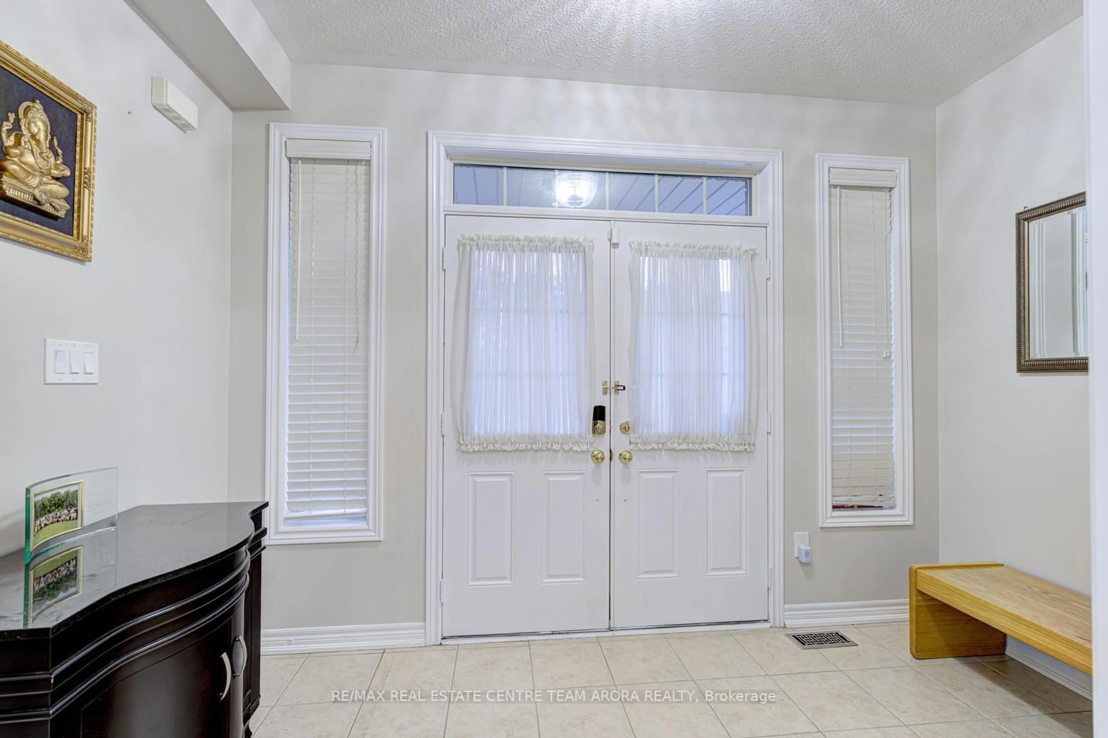 Indoor entryway for 8 Constance St, Brampton Ontario L6P 3G4