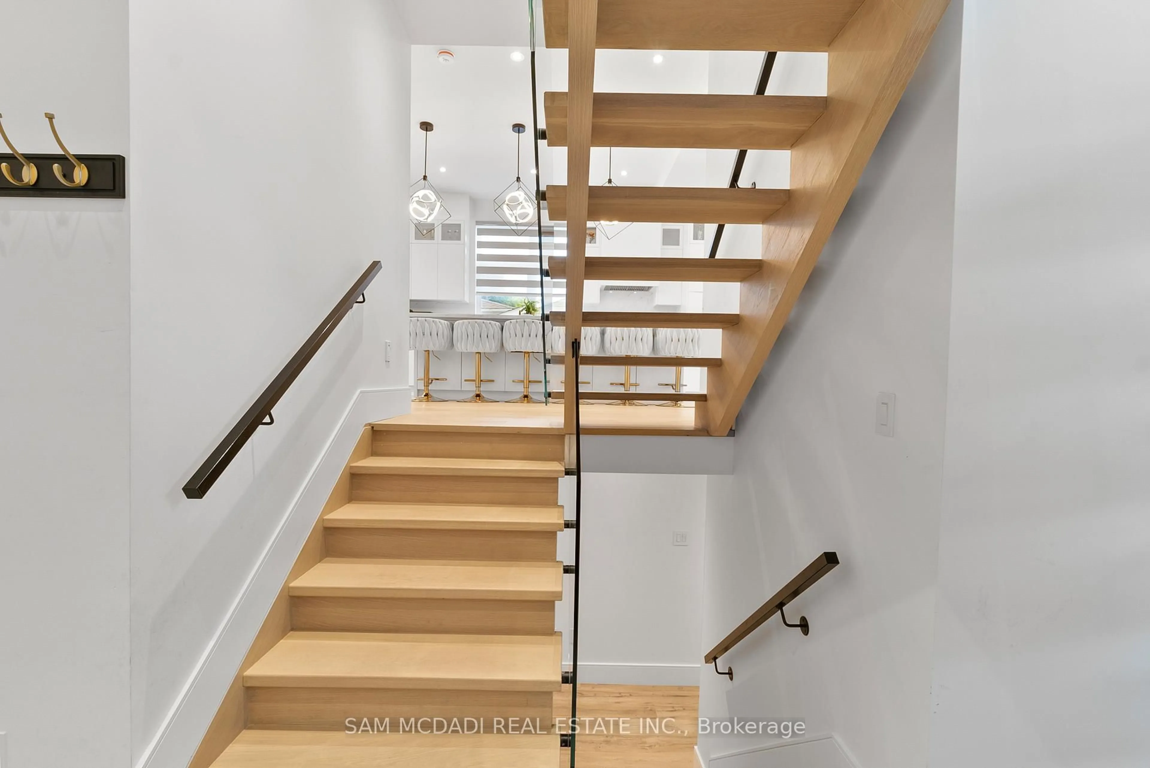Stairs for 46 Cobblehill Rd, Halton Hills Ontario L7J 1N9
