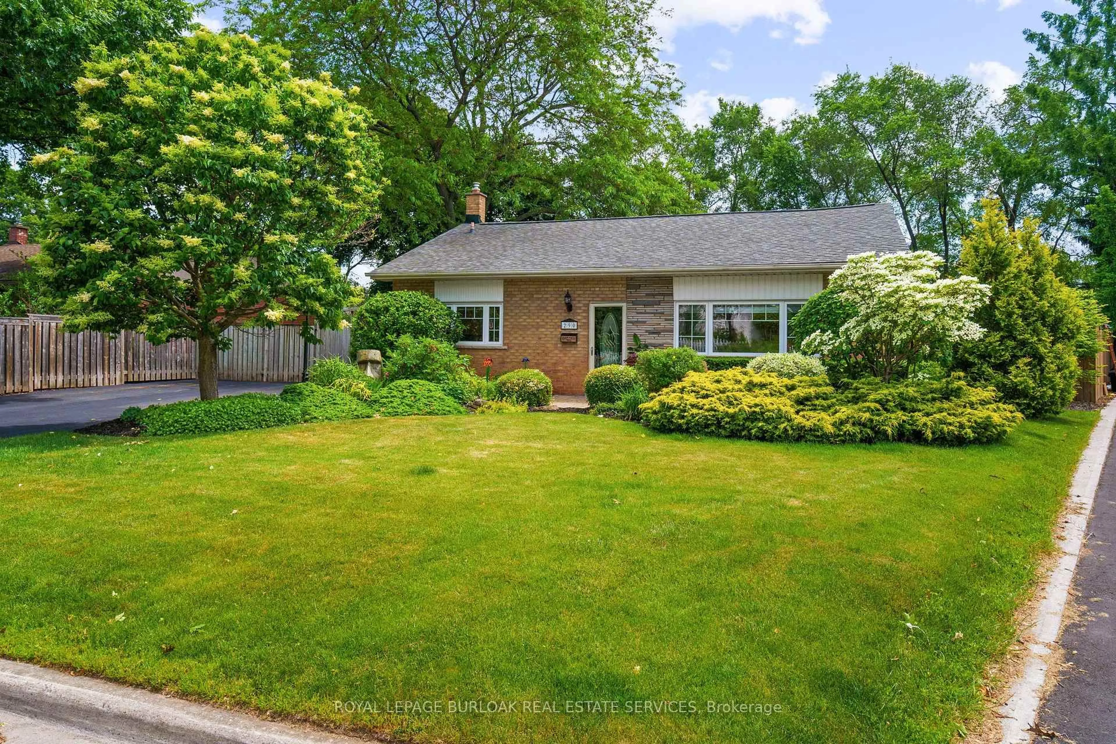 Unknown for 290 Kent Cres, Burlington Ontario L7L 4T1