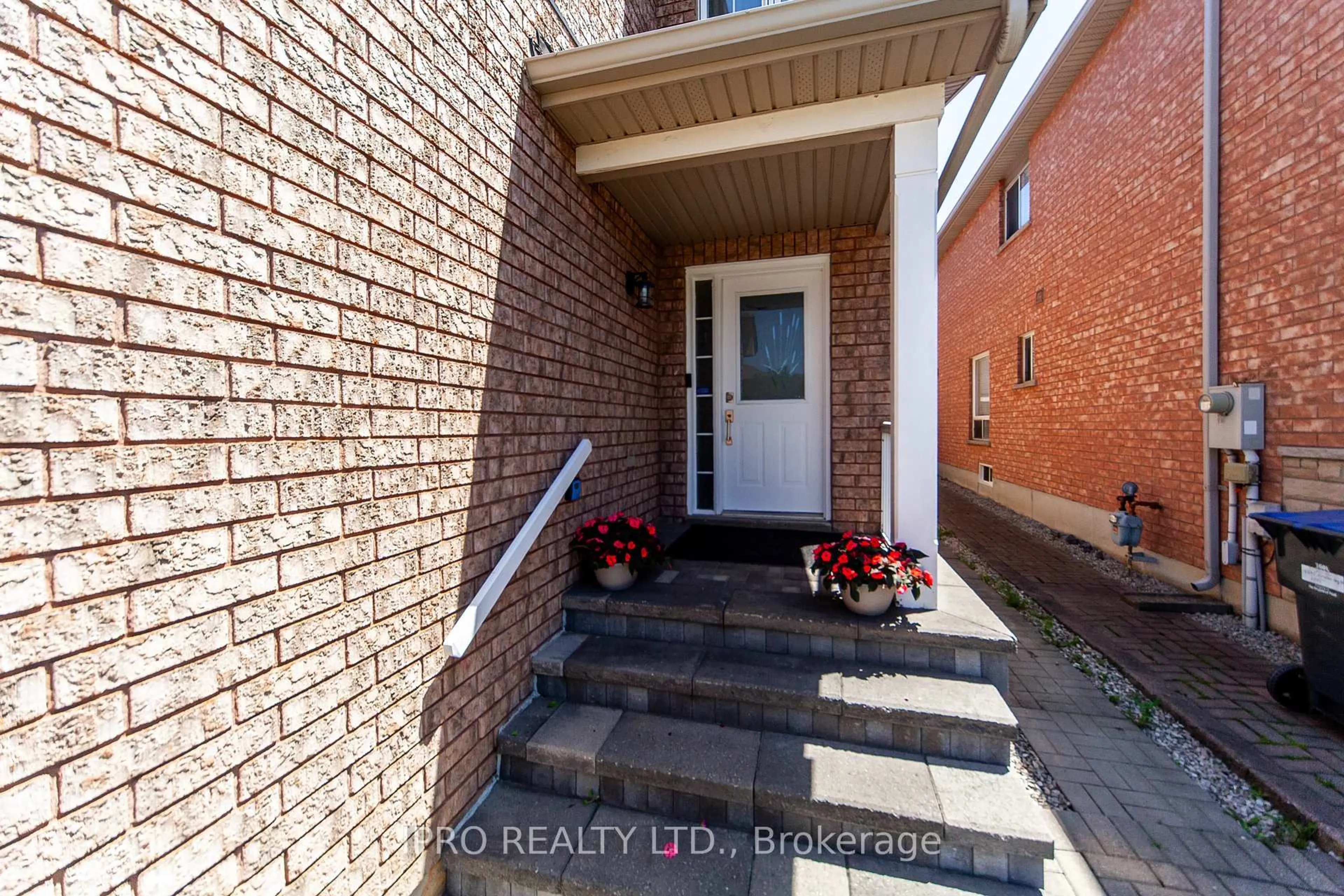 Indoor entryway for 3391 Crimson King Circ, Mississauga Ontario L5N 8N1