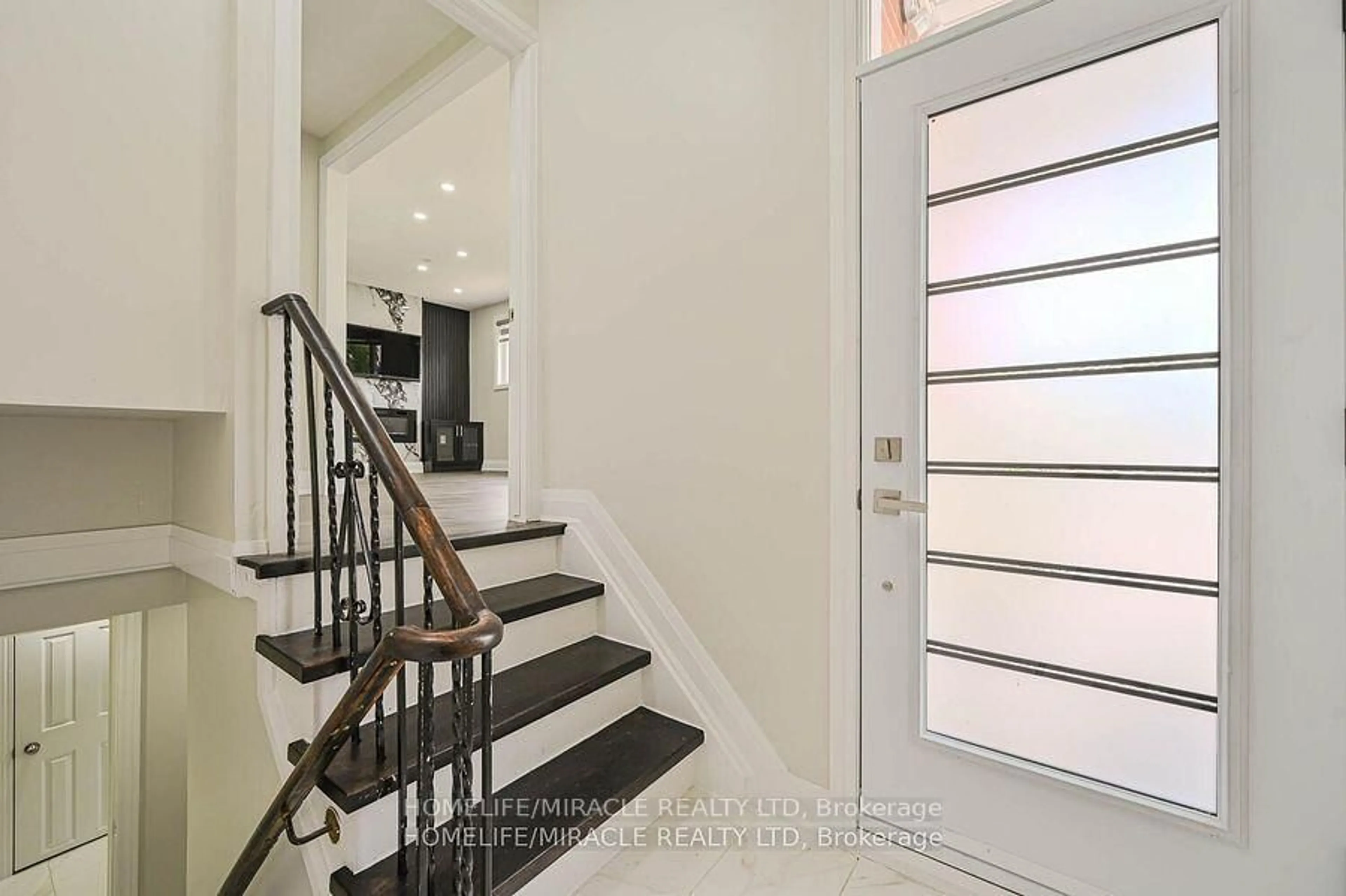 Indoor entryway for 159 Taysham Cres, Toronto Ontario M9V 1X4
