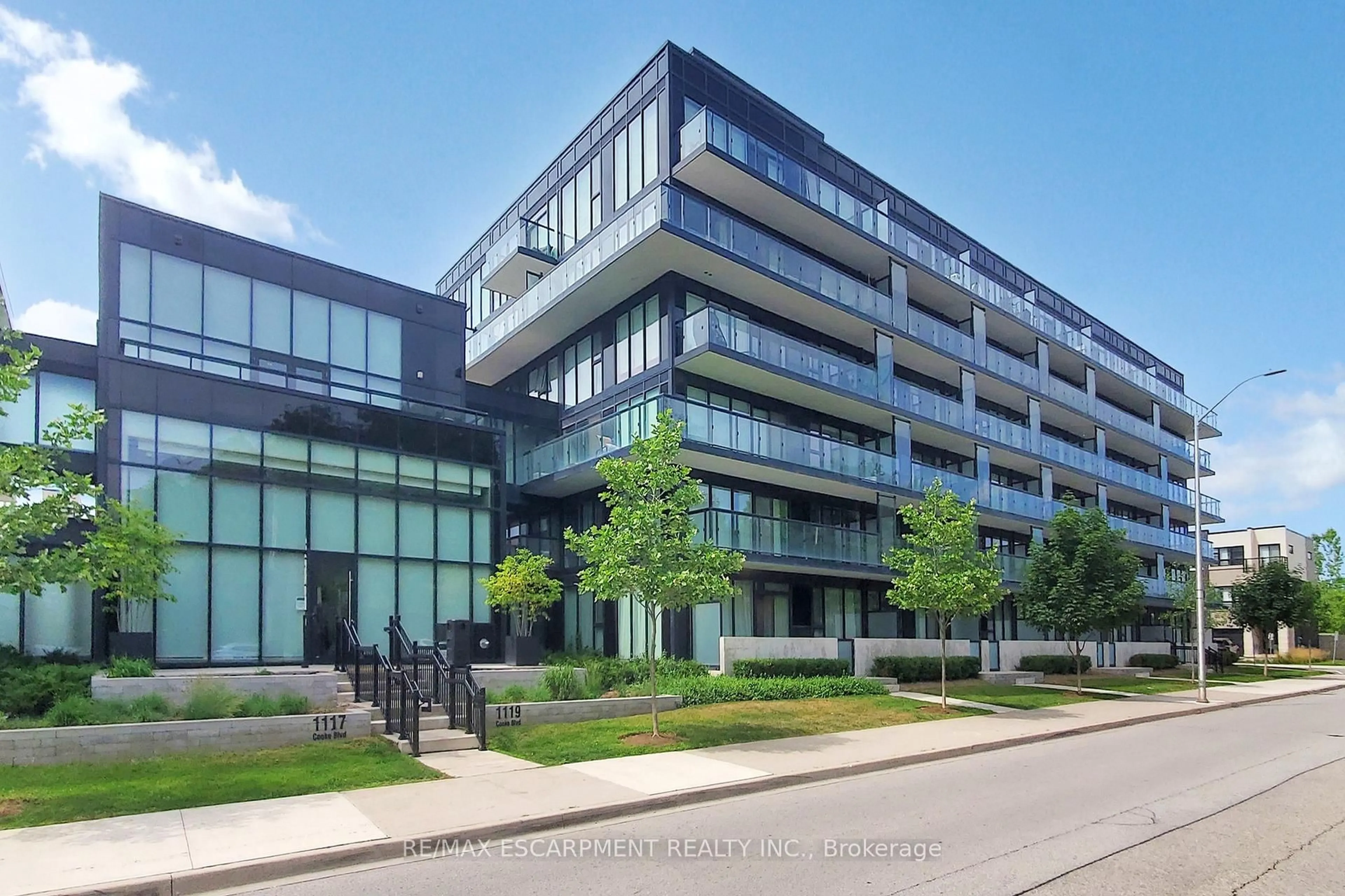 Indoor foyer for 1119 Cooke Blvd #B429, Burlington Ontario L7T 0C7