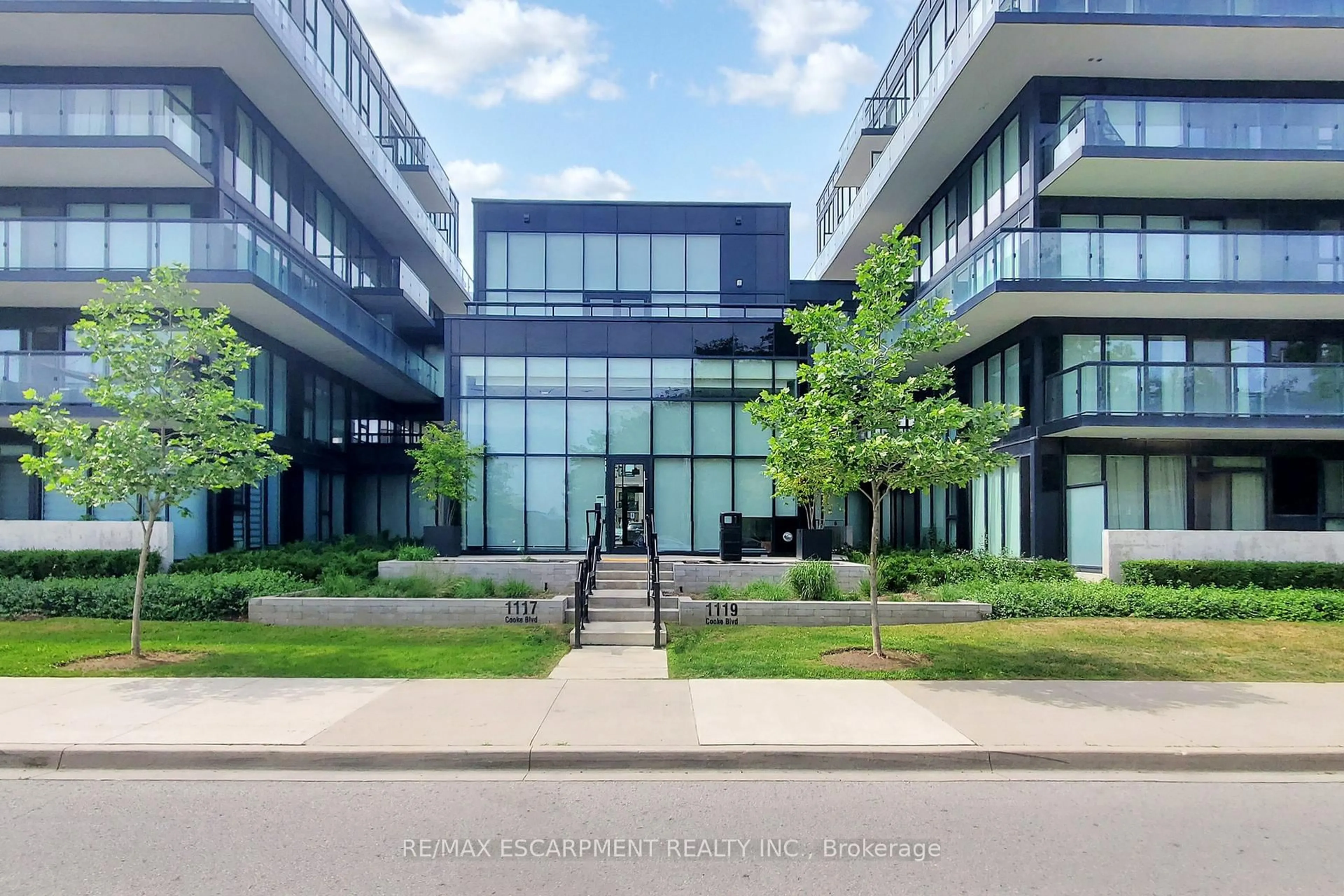 Indoor foyer for 1119 Cooke Blvd #B429, Burlington Ontario L7T 0C7