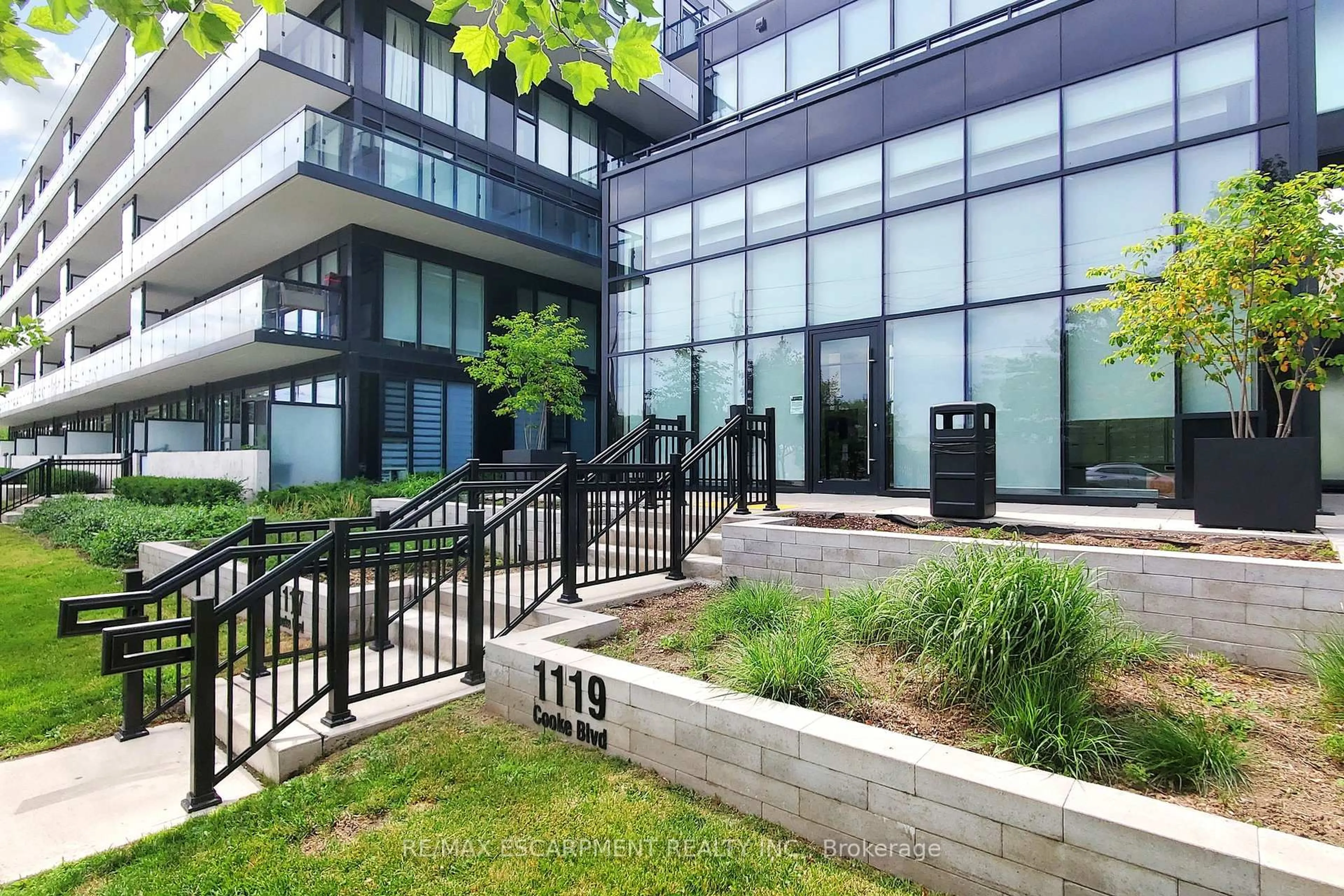 Patio, building for 1119 Cooke Blvd #B429, Burlington Ontario L7T 0C7