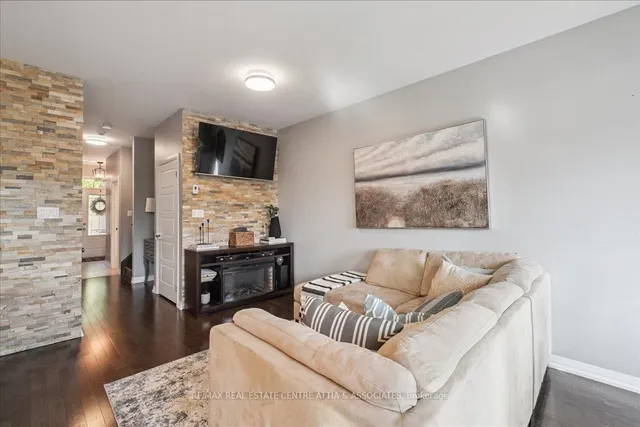 Additional image 34 of 755 Banks Cres