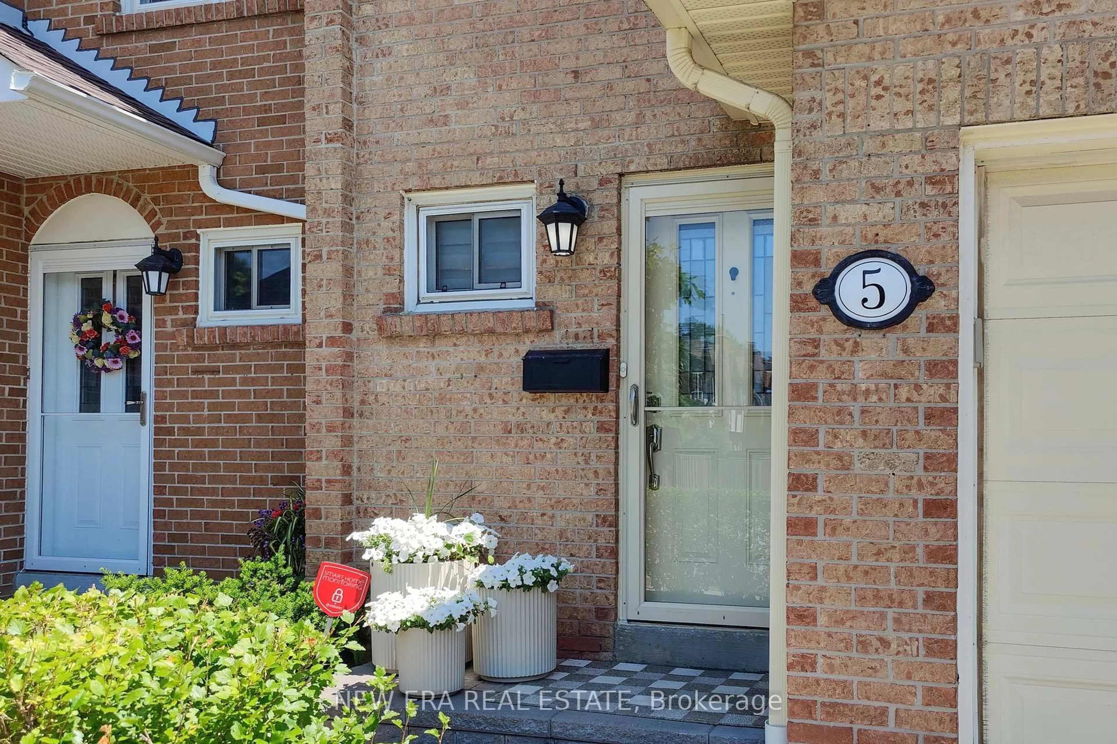 Indoor entryway for 1951 Rathburn Rd #5, Mississauga Ontario L4W 2N9