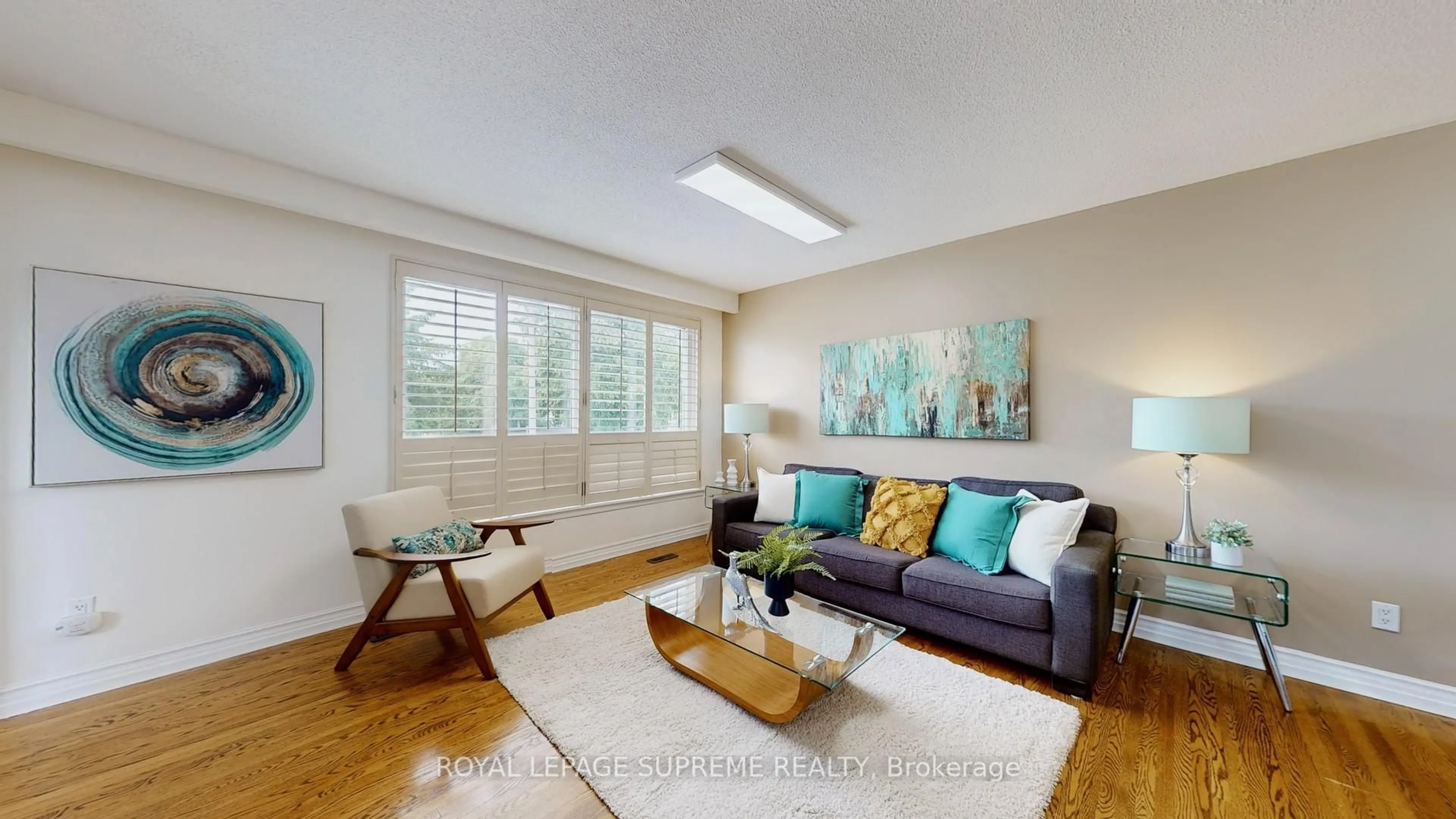 Living room with furniture, wood/laminate floor for 510 Boismere Crt, Mississauga Ontario L5A 1H3