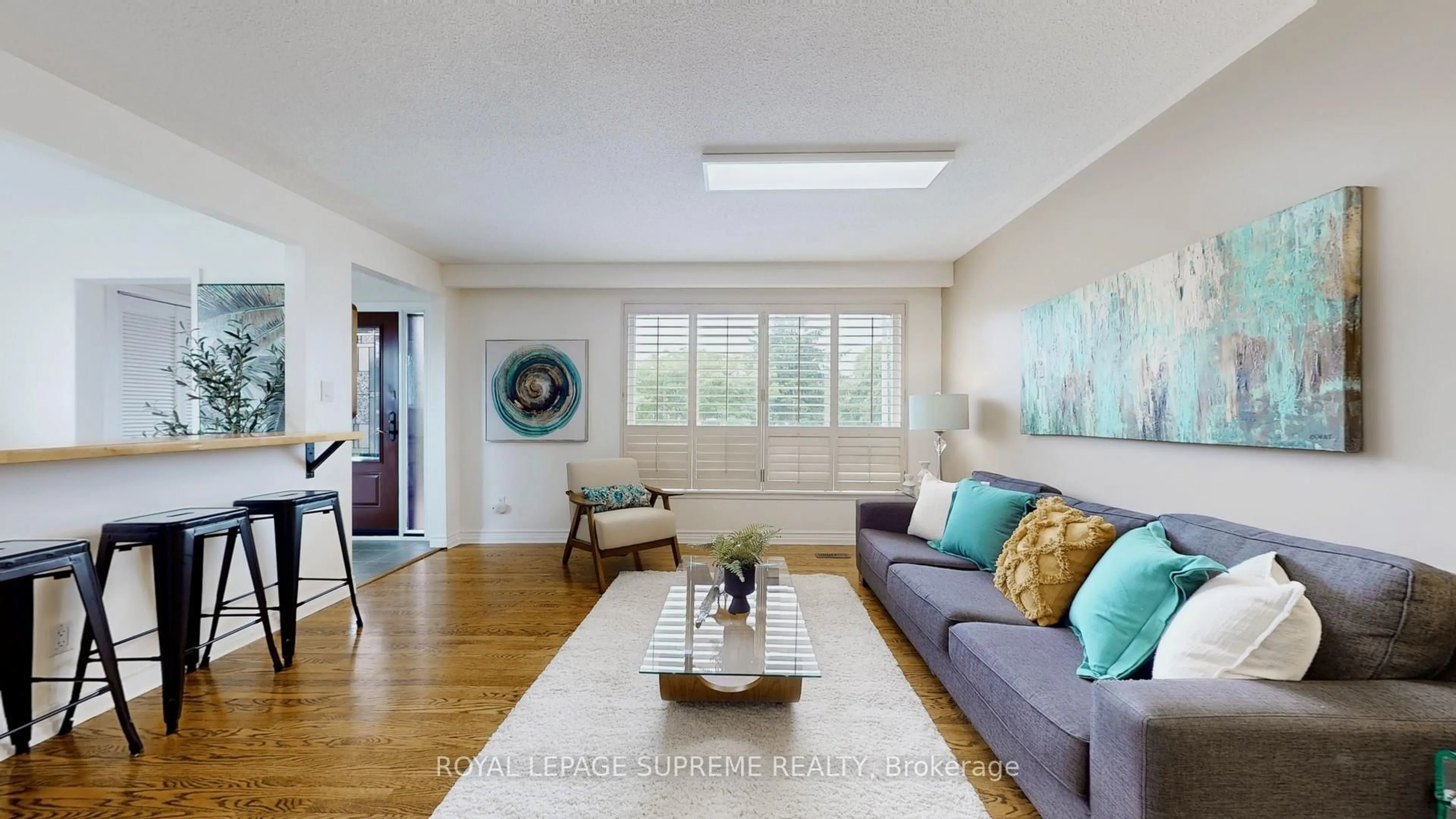 Living room with furniture, wood/laminate floor for 510 Boismere Crt, Mississauga Ontario L5A 1H3