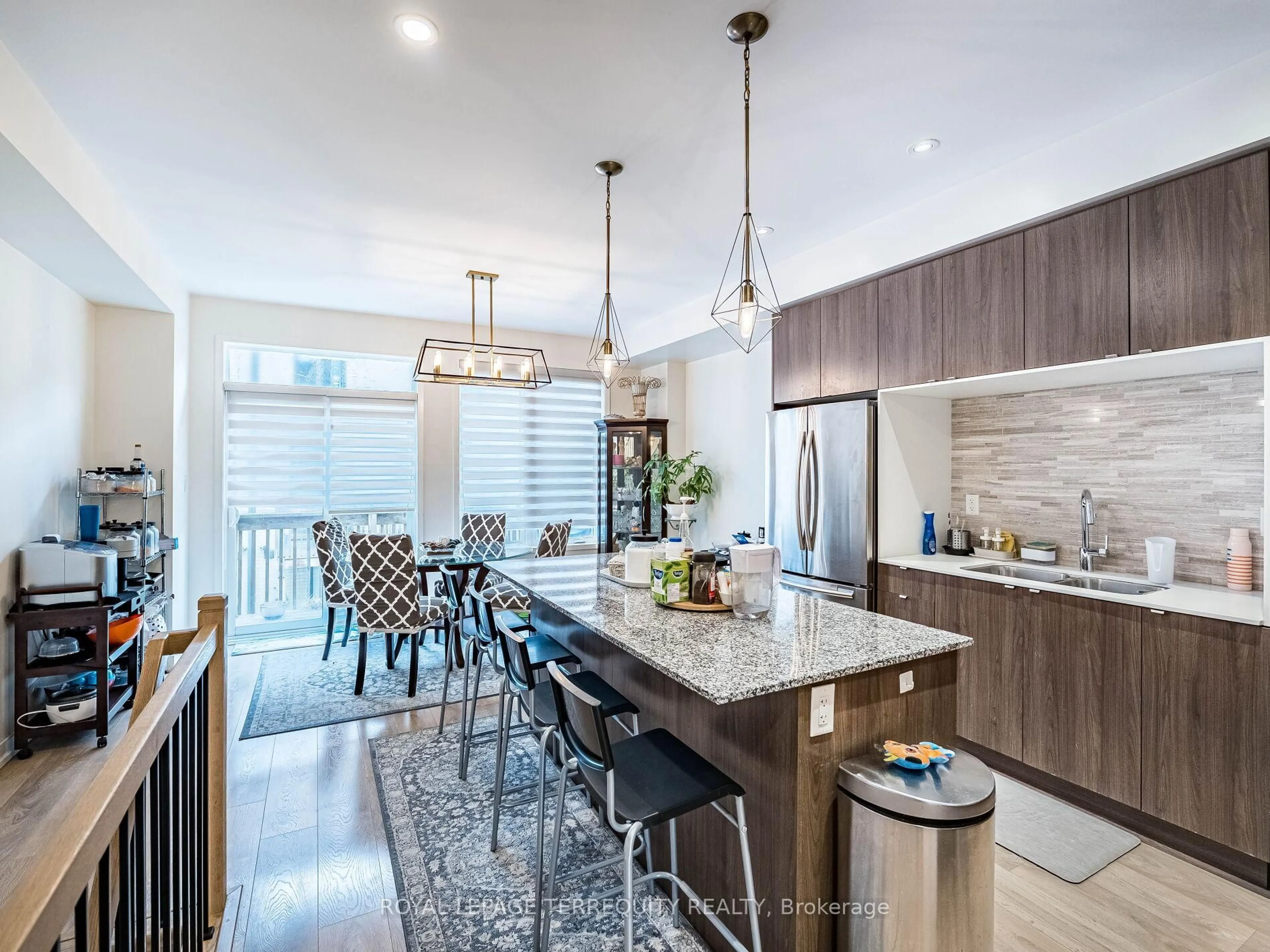 Contemporary kitchen, unknown for 195 Sabina Dr, Oakville Ontario L6H 0L4