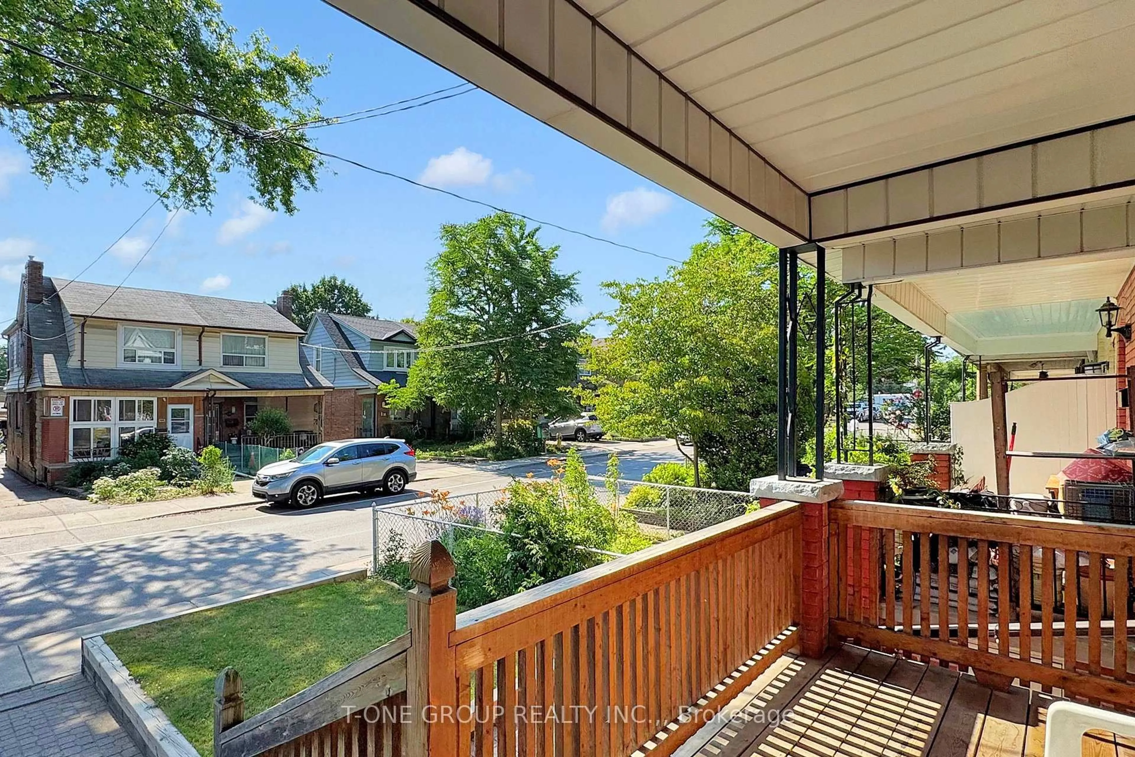 Patio, street for 839 Shaw St, Toronto Ontario M6G 3L9