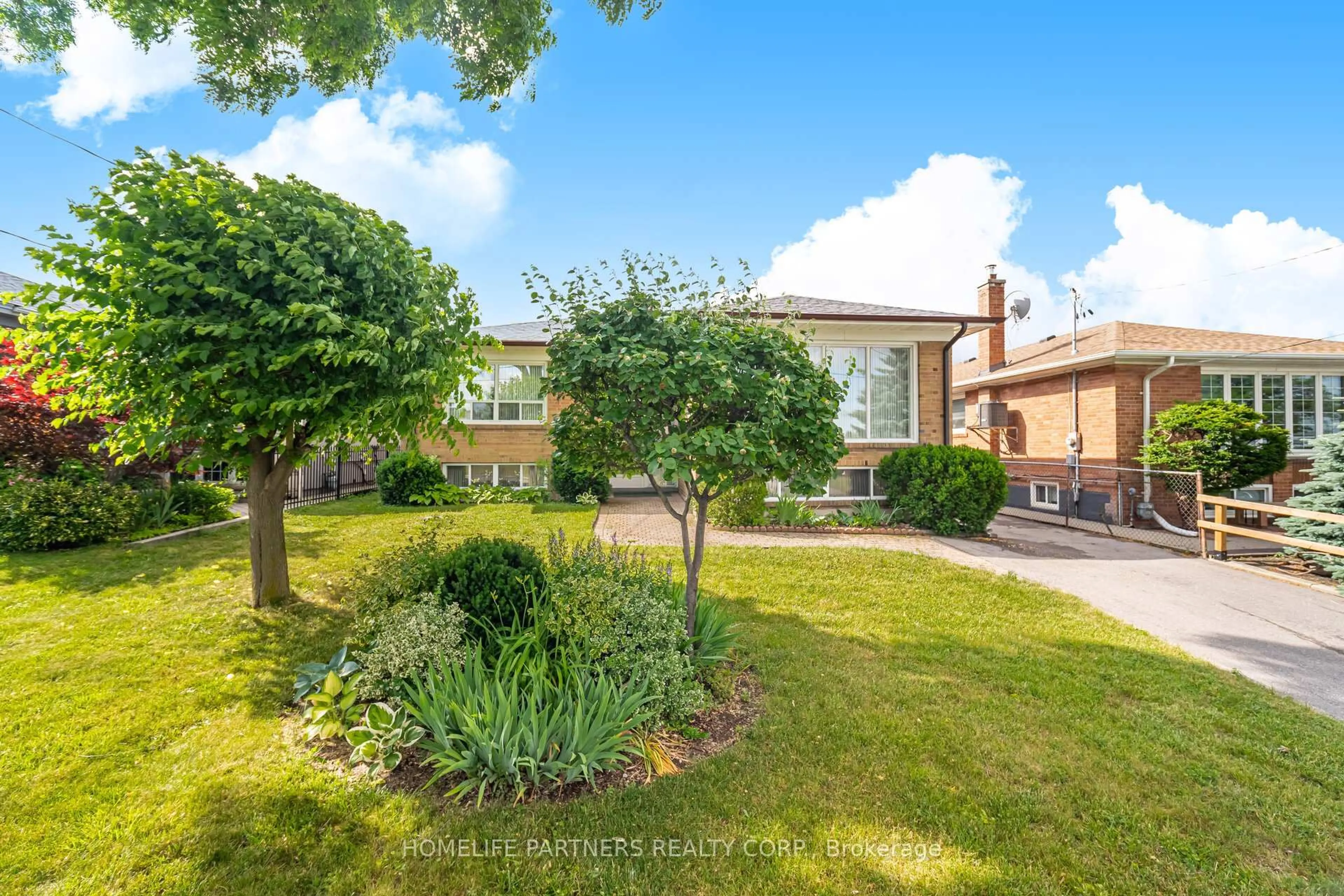 A pic from outside/outdoor area/front of a property/back of a property/a pic from drone, street for 91 Denbigh Cres, Toronto Ontario M3M 2T4