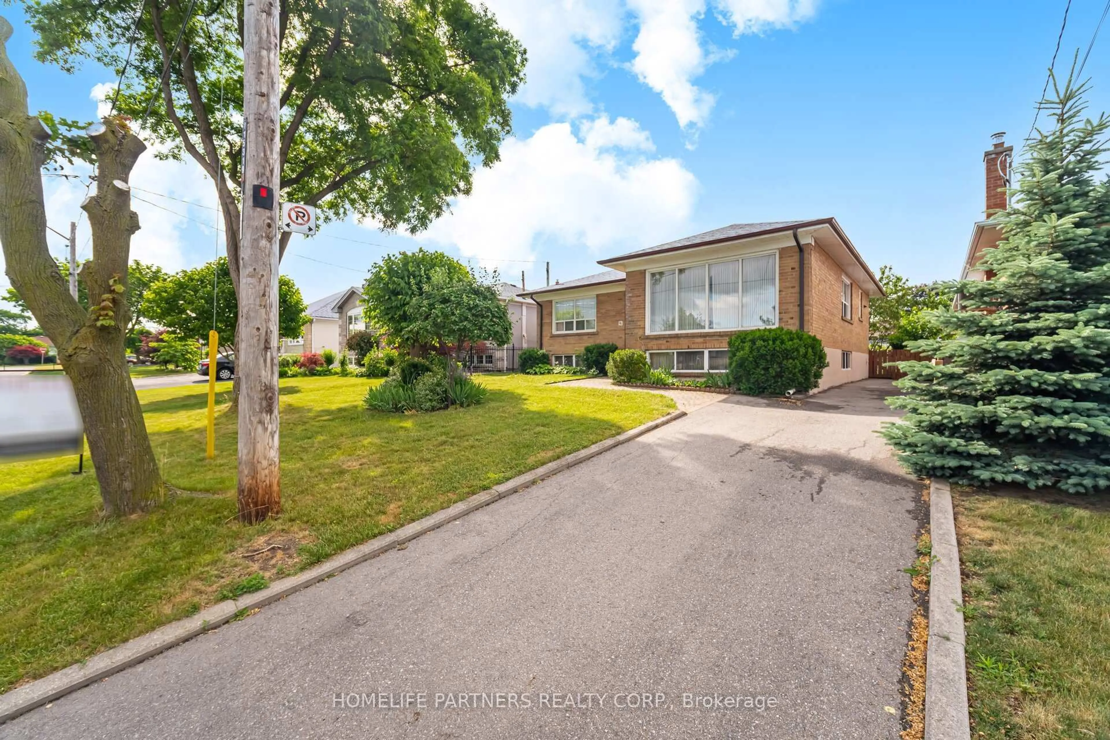 A pic from outside/outdoor area/front of a property/back of a property/a pic from drone, street for 91 Denbigh Cres, Toronto Ontario M3M 2T4