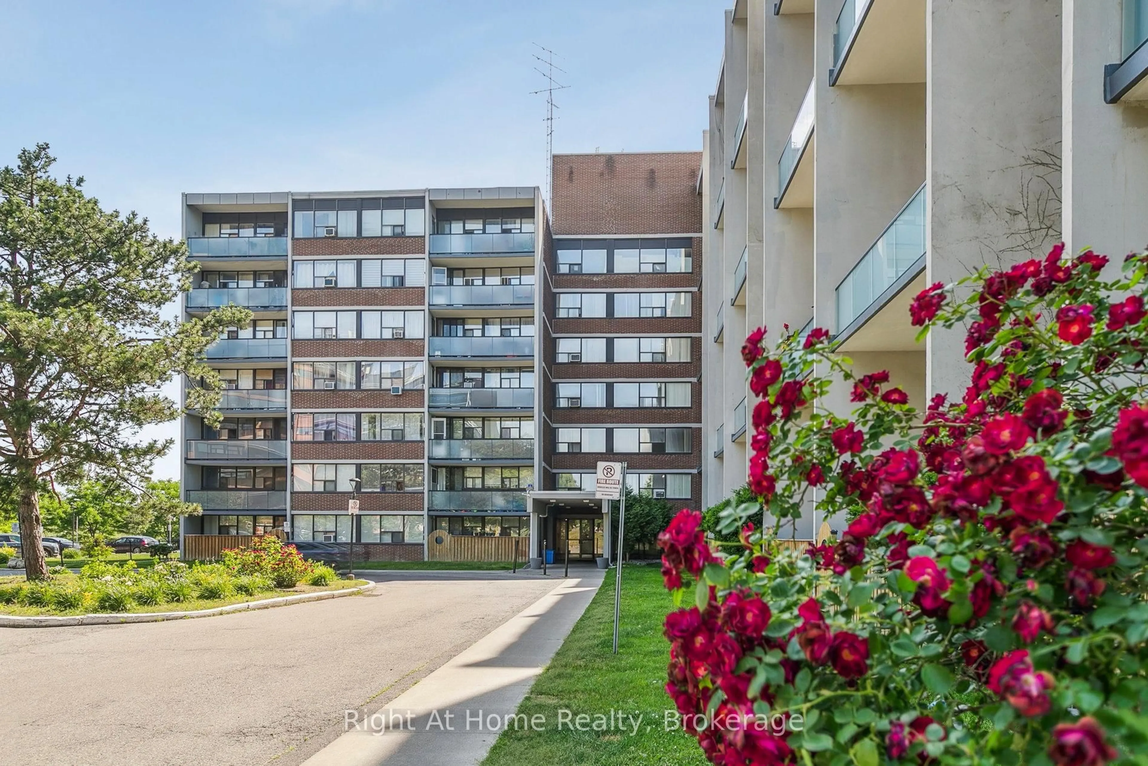 Unknown for 2121 Roche Crt #325, Mississauga Ontario L5K 2C7