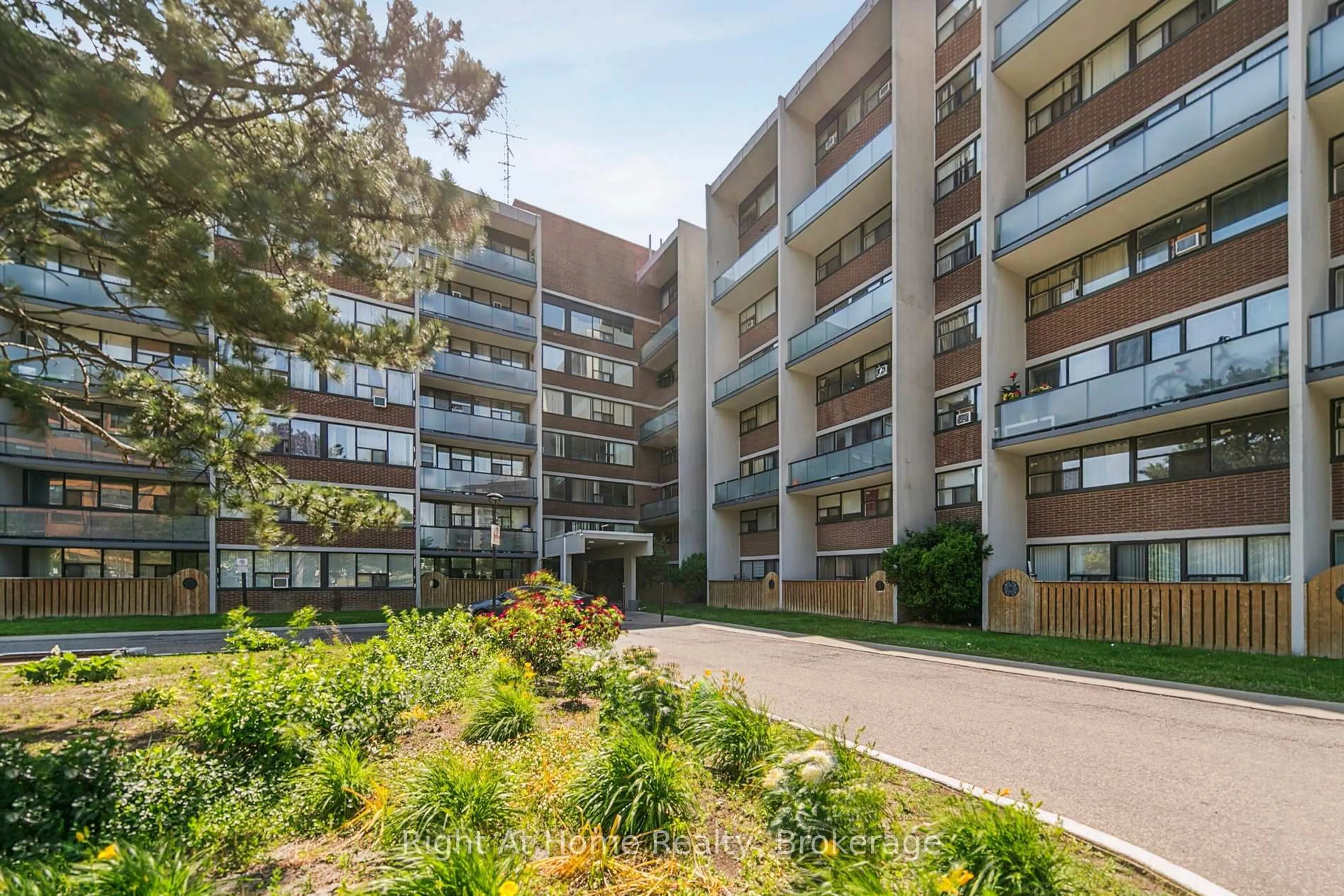 Unknown for 2121 Roche Crt #325, Mississauga Ontario L5K 2C7