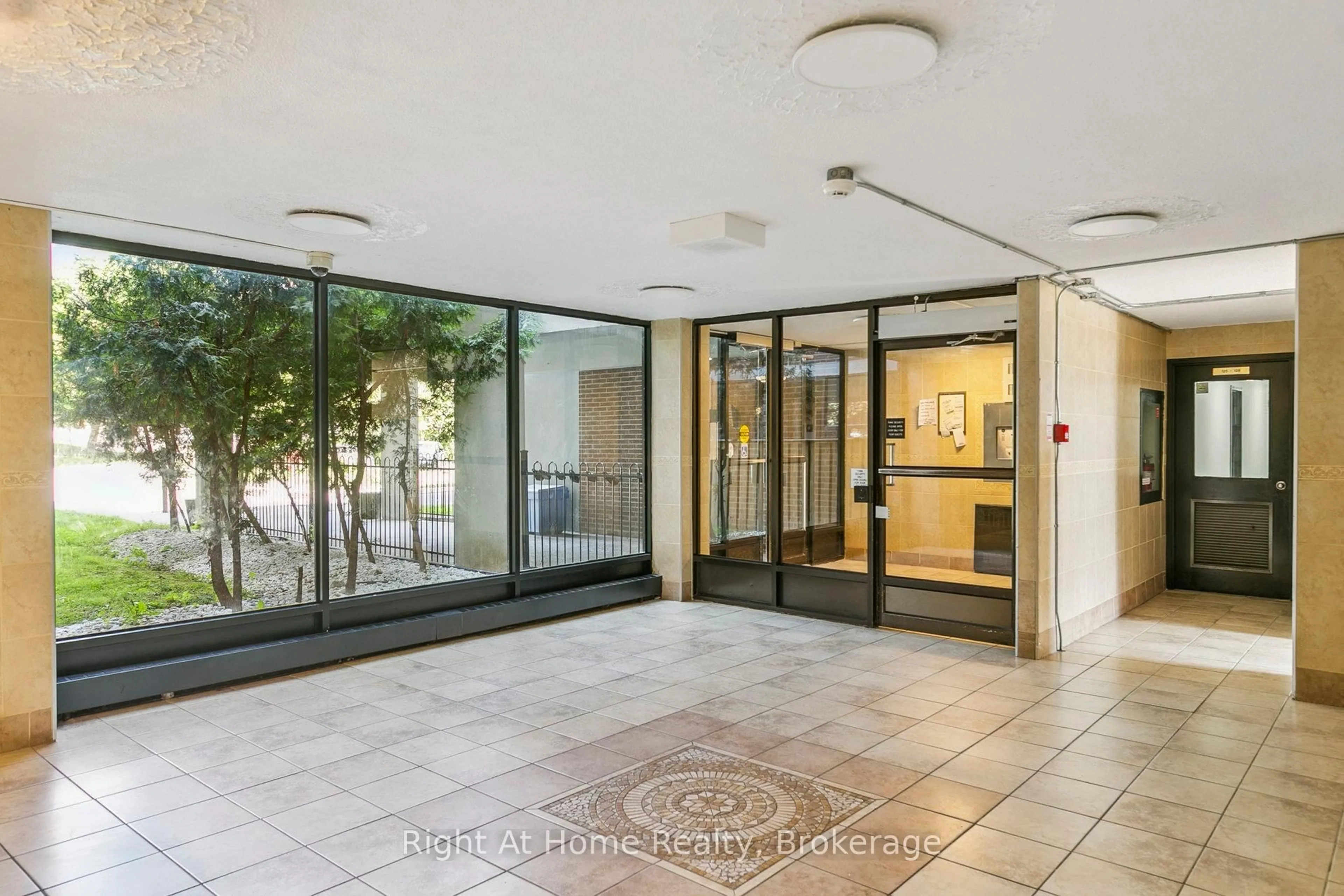 Indoor foyer for 2121 Roche Crt #325, Mississauga Ontario L5K 2C7
