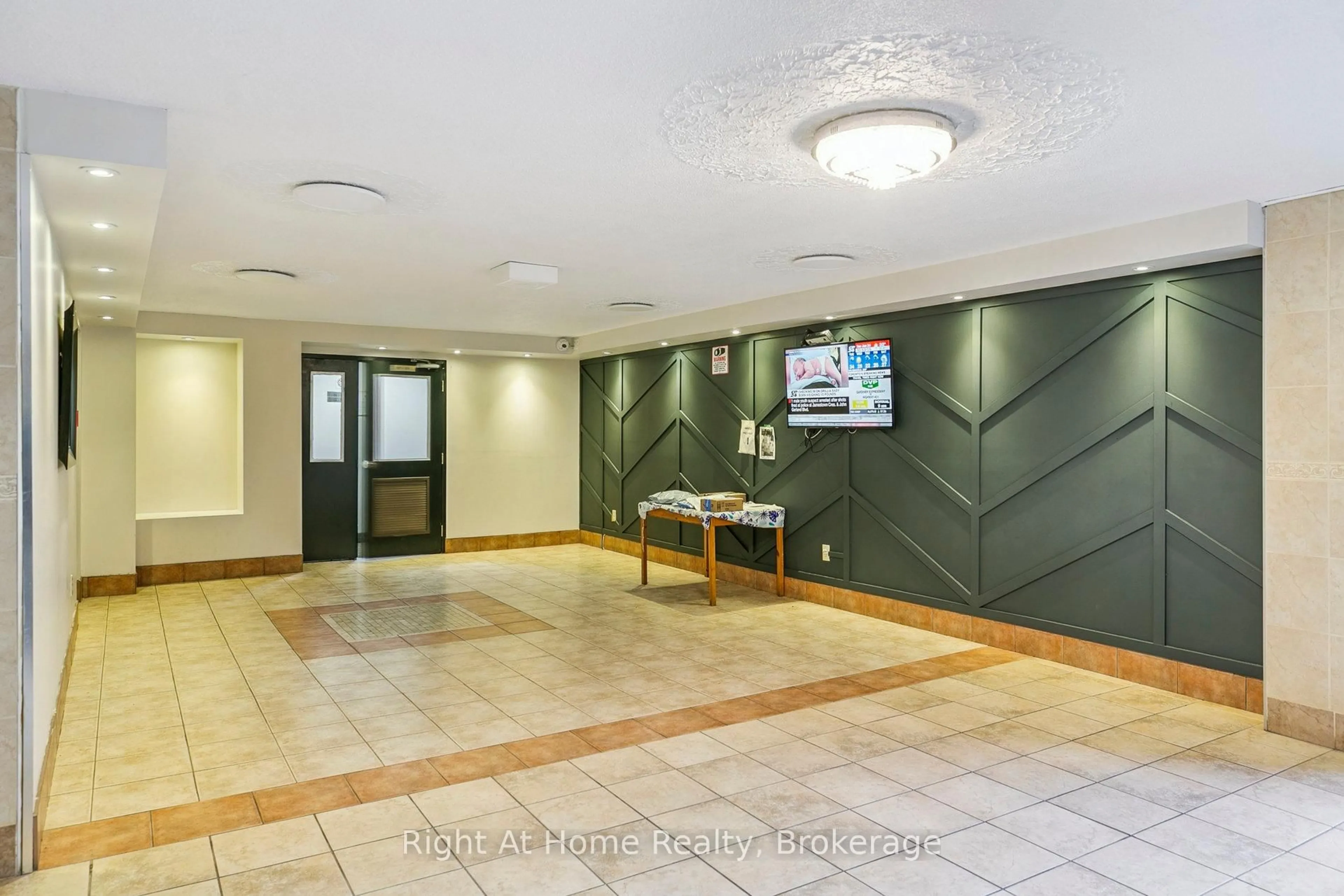 Indoor foyer for 2121 Roche Crt #325, Mississauga Ontario L5K 2C7