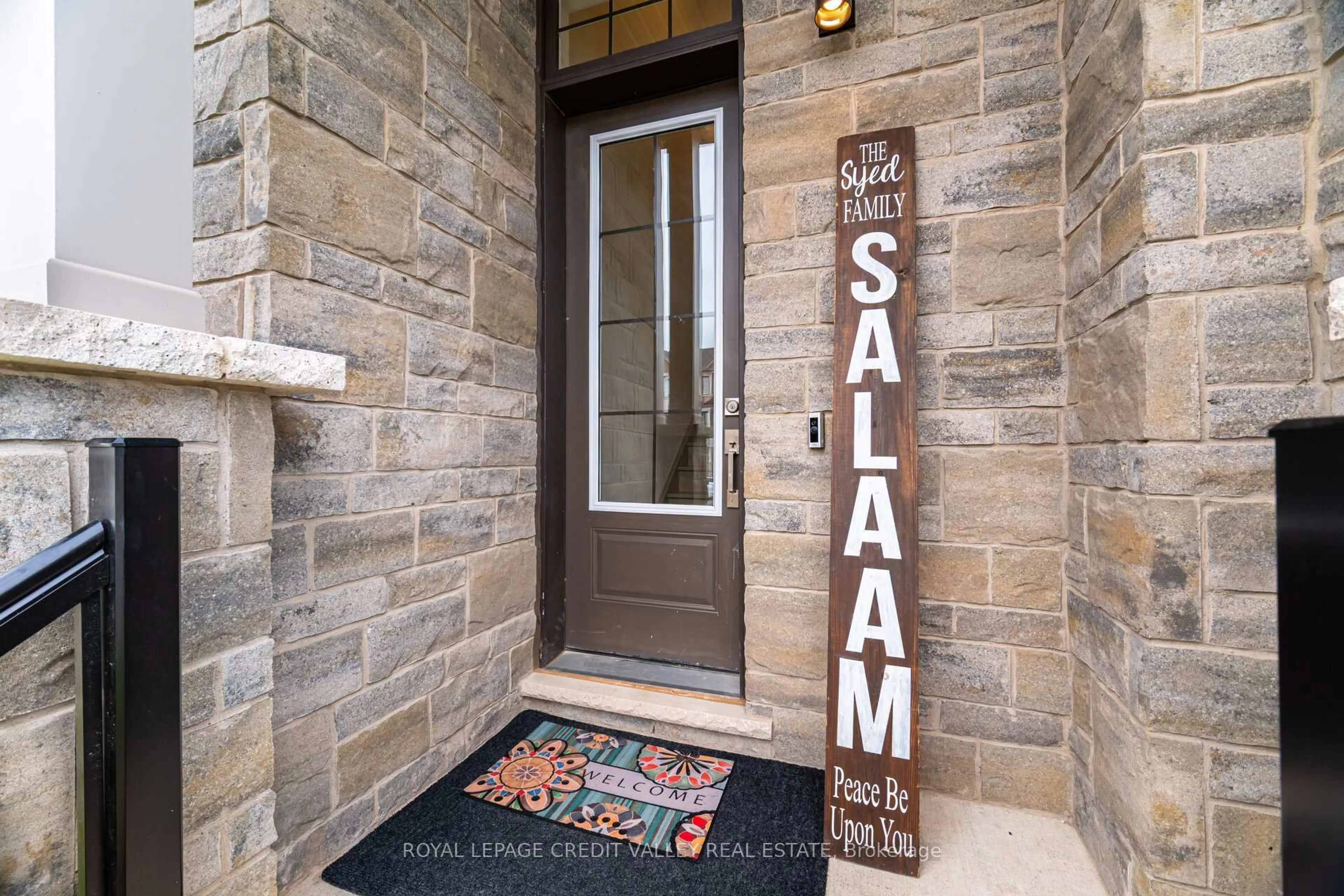 Indoor entryway for 1360 William Halton Pkwy, Oakville Ontario L6M 5P2