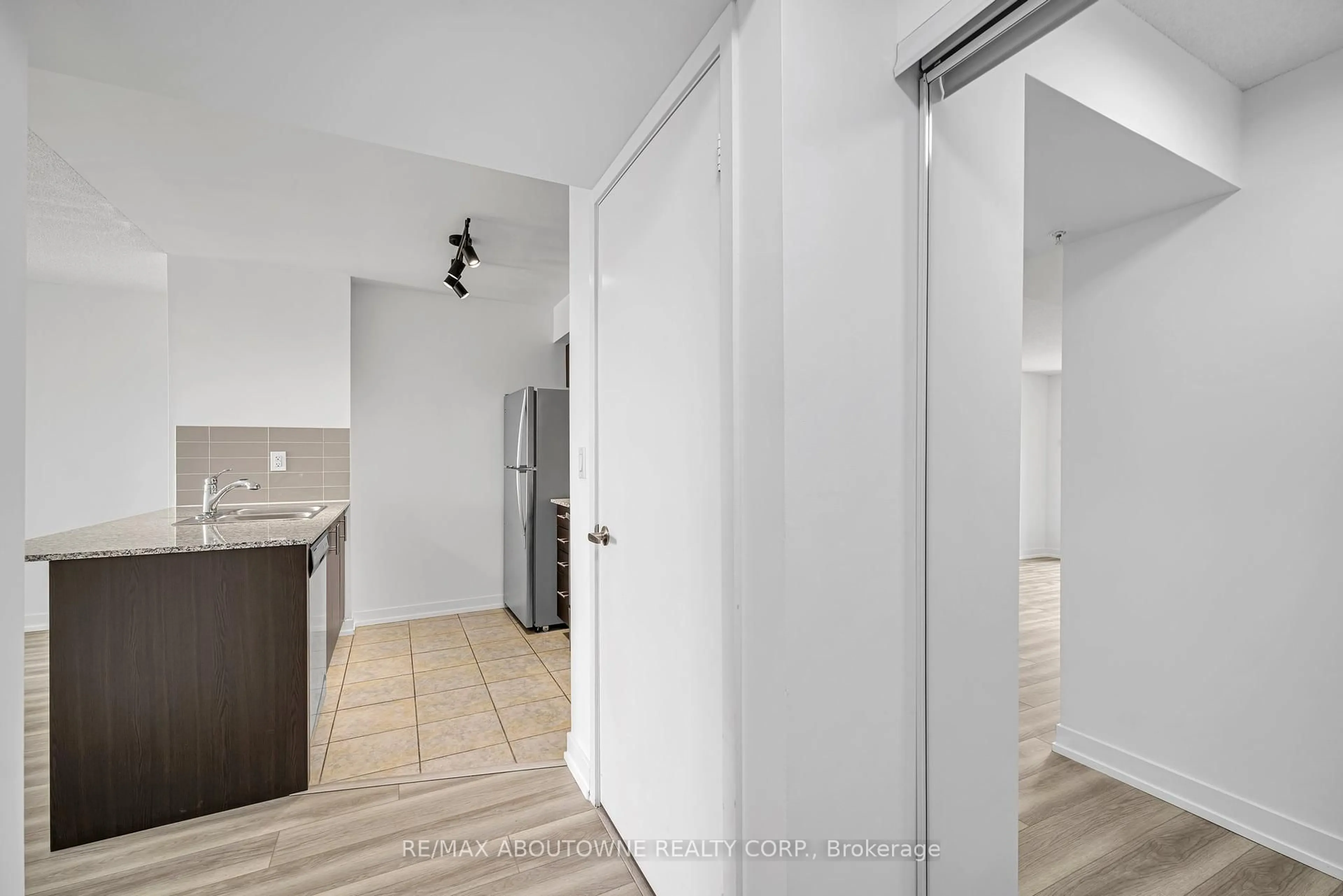 Indoor entryway for 1410 Dupont St #1105, Toronto Ontario M6H 0B6
