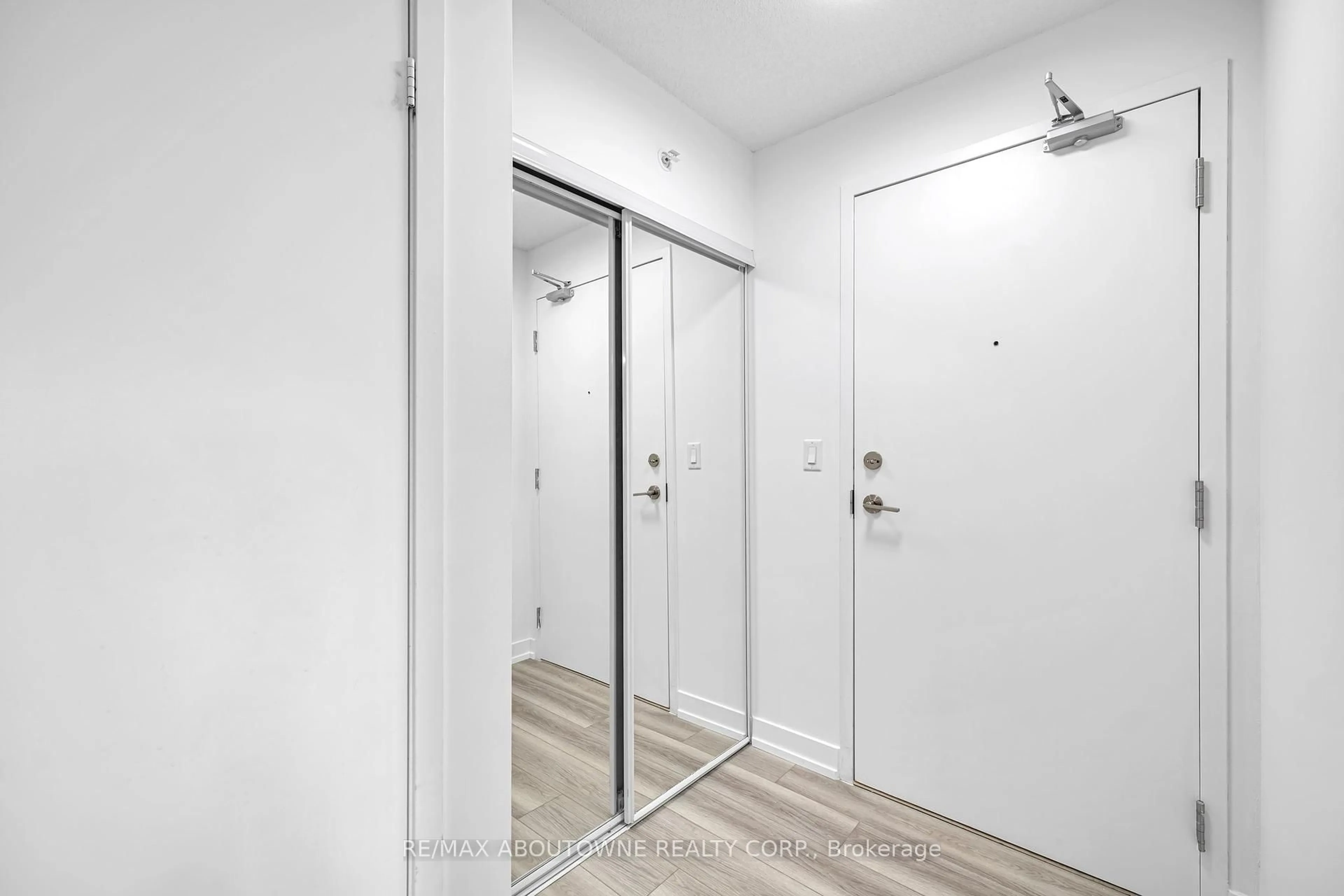 Indoor entryway for 1410 Dupont St #1105, Toronto Ontario M6H 0B6