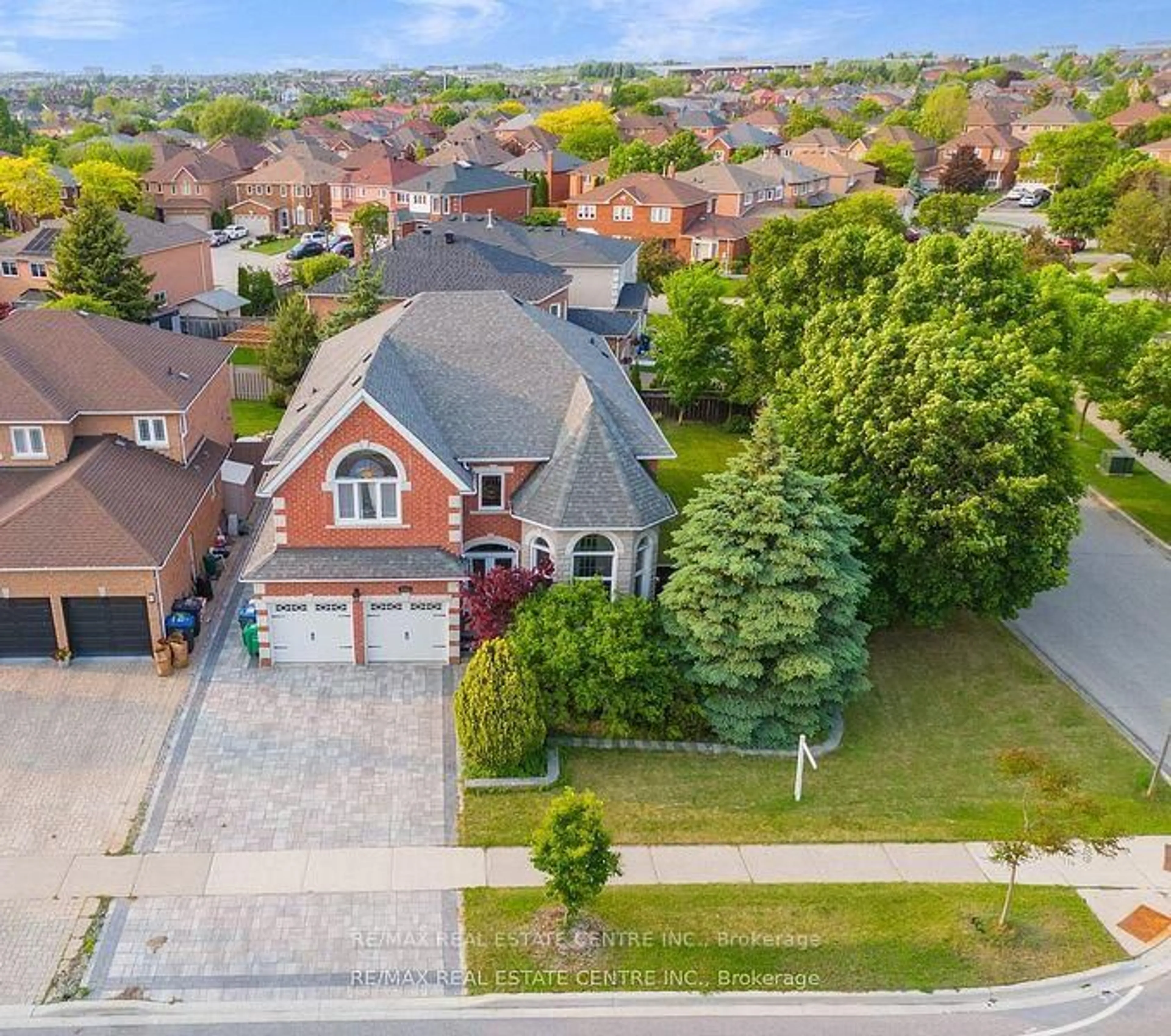 A pic from outside/outdoor area/front of a property/back of a property/a pic from drone, street for 6361 Donway Dr, Mississauga Ontario L5V 1J5