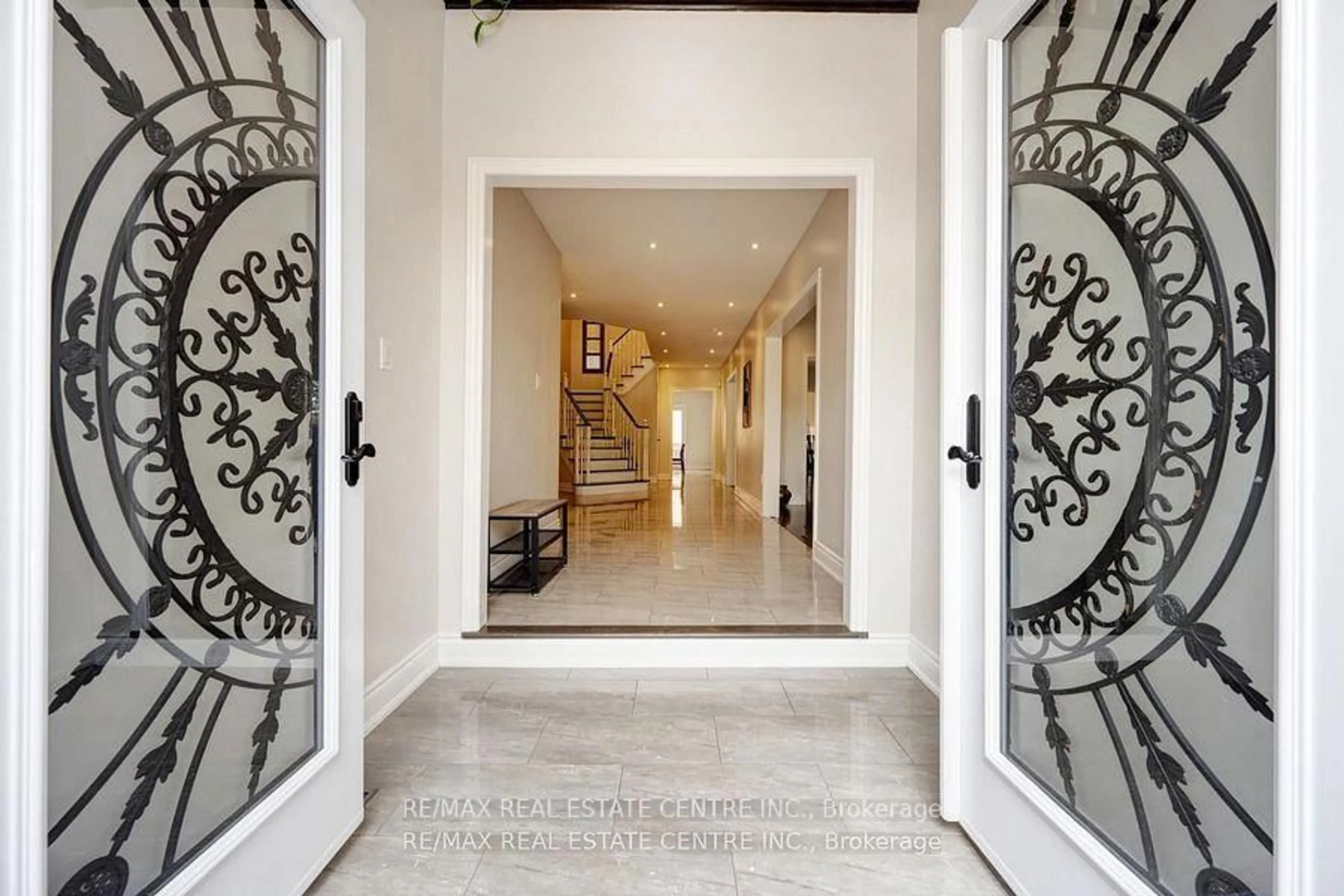Indoor foyer for 6361 Donway Dr, Mississauga Ontario L5V 1J5