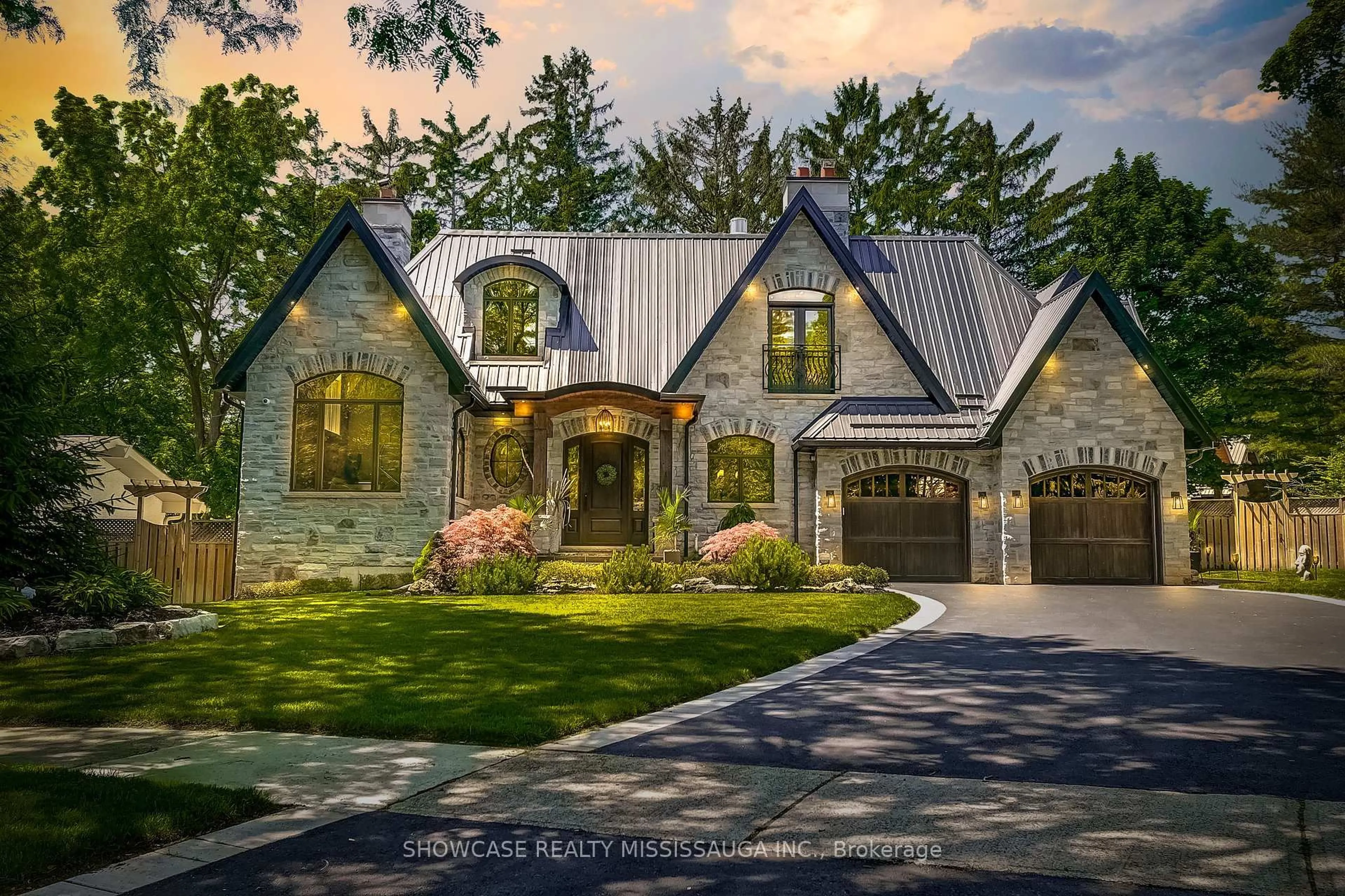 Home with brick exterior material, street for 1282 Catchacoma Crt, Mississauga Ontario L5H 2X6