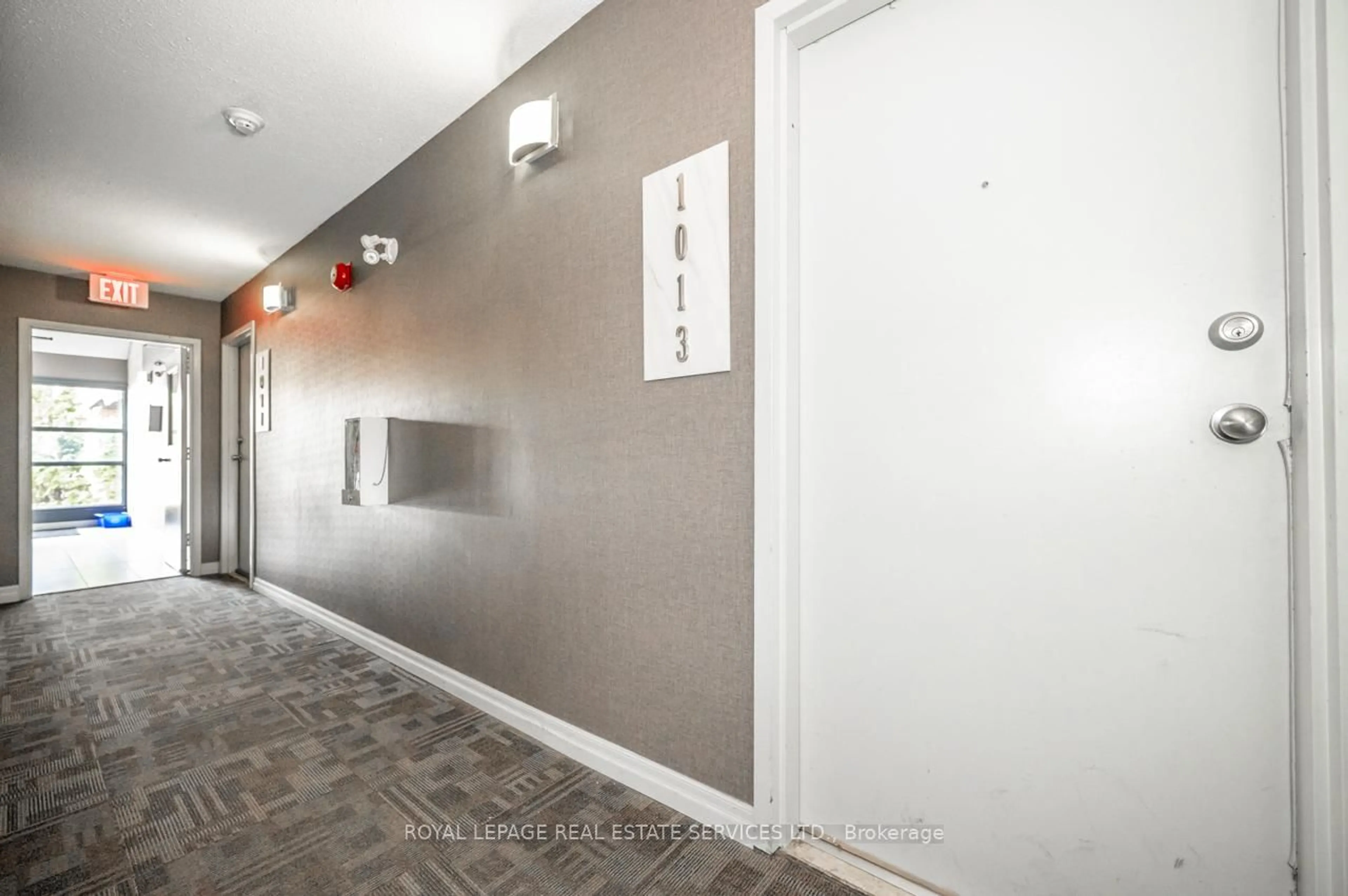 Indoor foyer for 1450 Glen Abbey Gate #1013, Oakville Ontario L6M 2V7