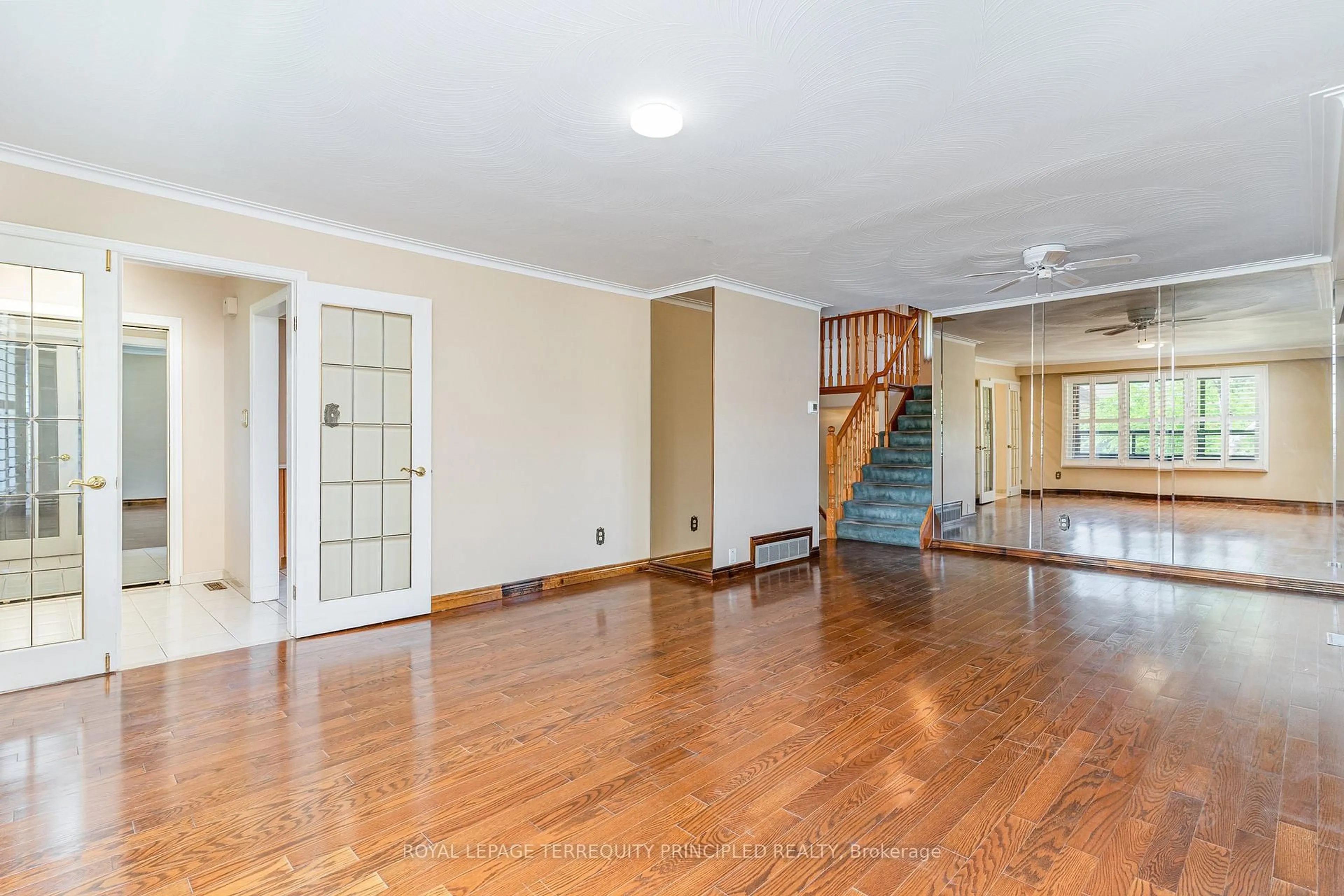 Indoor foyer for 485 Rathburn Rd, Toronto Ontario M9C 3S9