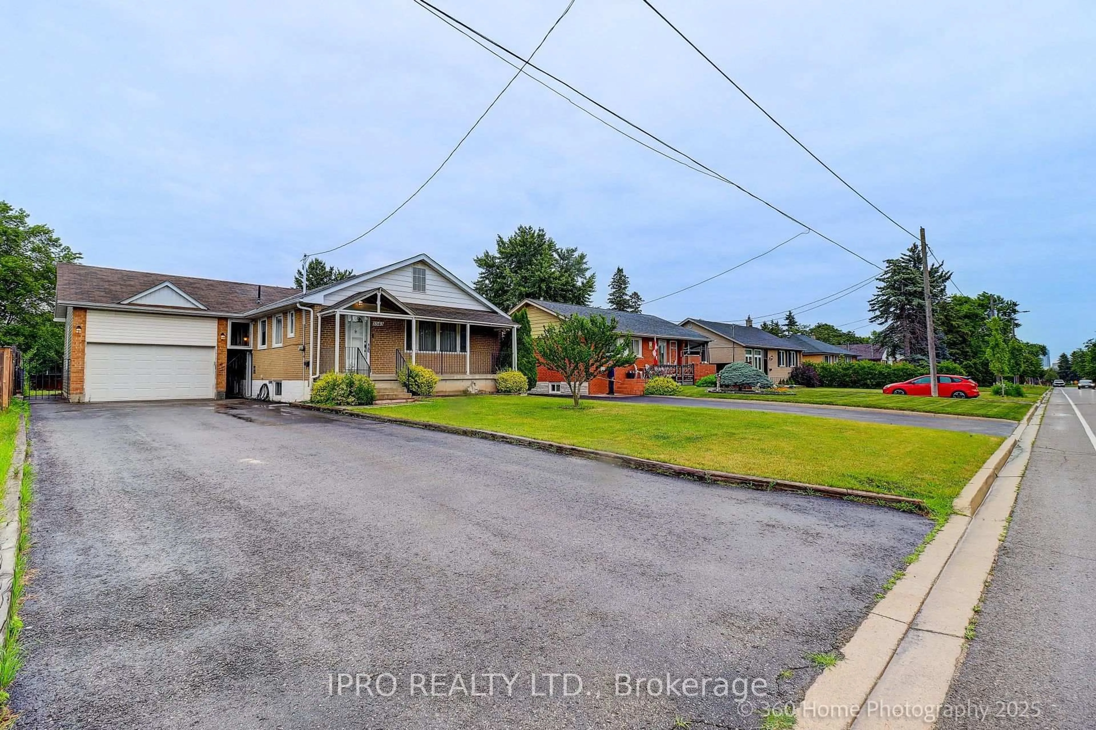 A pic from outside/outdoor area/front of a property/back of a property/a pic from drone, street for 5543 Turney Dr, Mississauga Ontario L5M 1A2