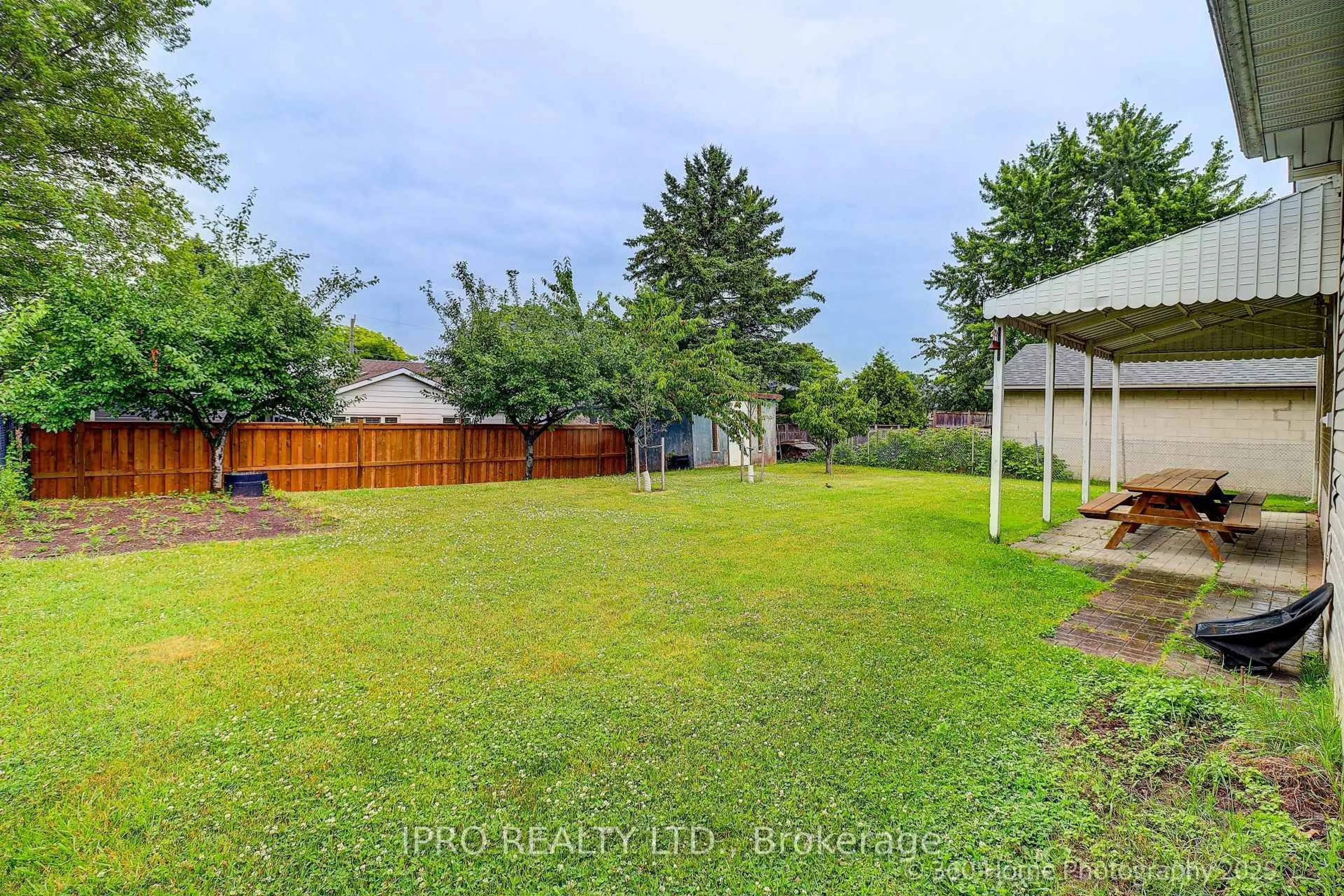 A pic from outside/outdoor area/front of a property/back of a property/a pic from drone, street for 5543 Turney Dr, Mississauga Ontario L5M 1A2