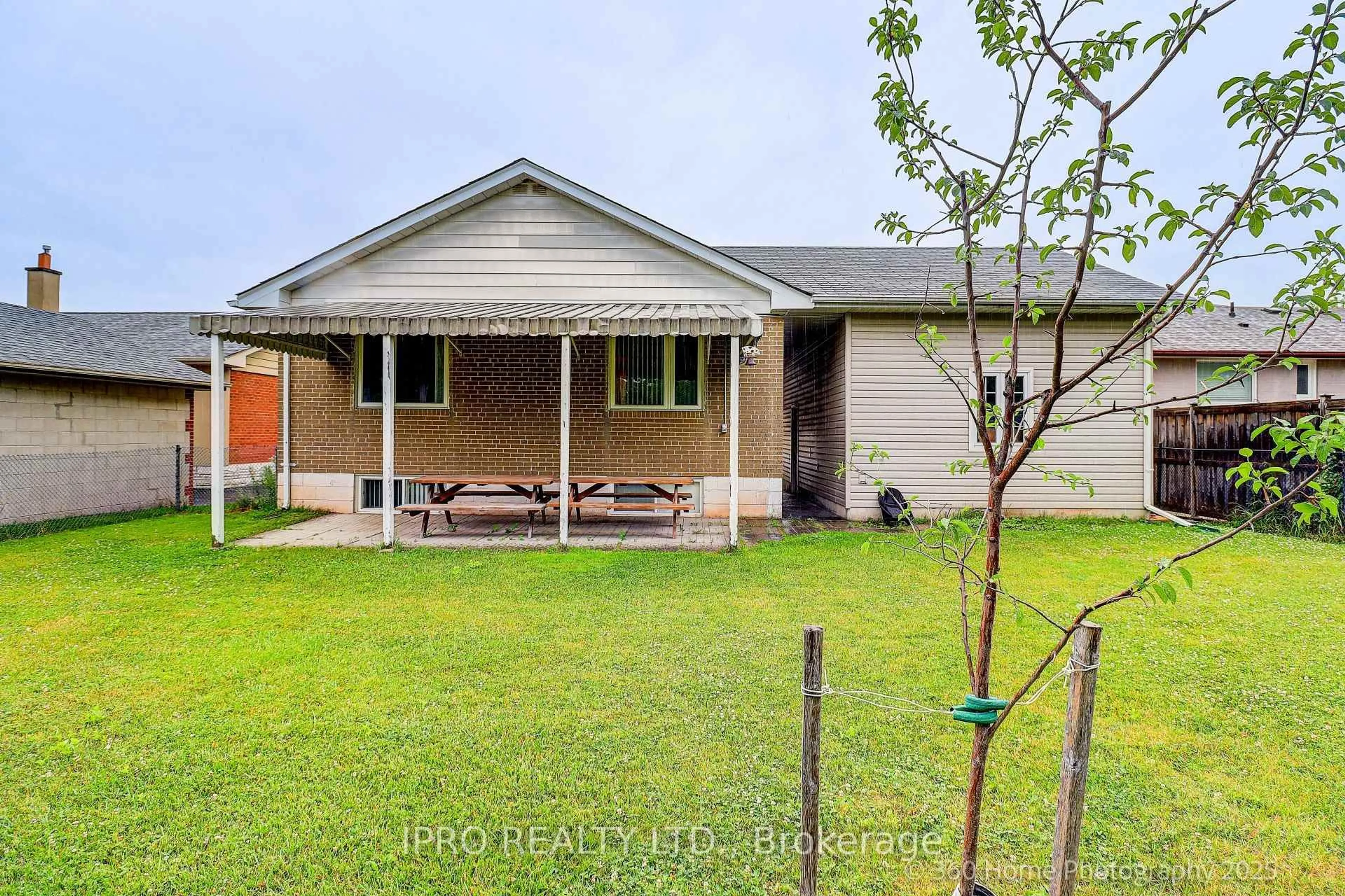 A pic from outside/outdoor area/front of a property/back of a property/a pic from drone, street for 5543 Turney Dr, Mississauga Ontario L5M 1A2