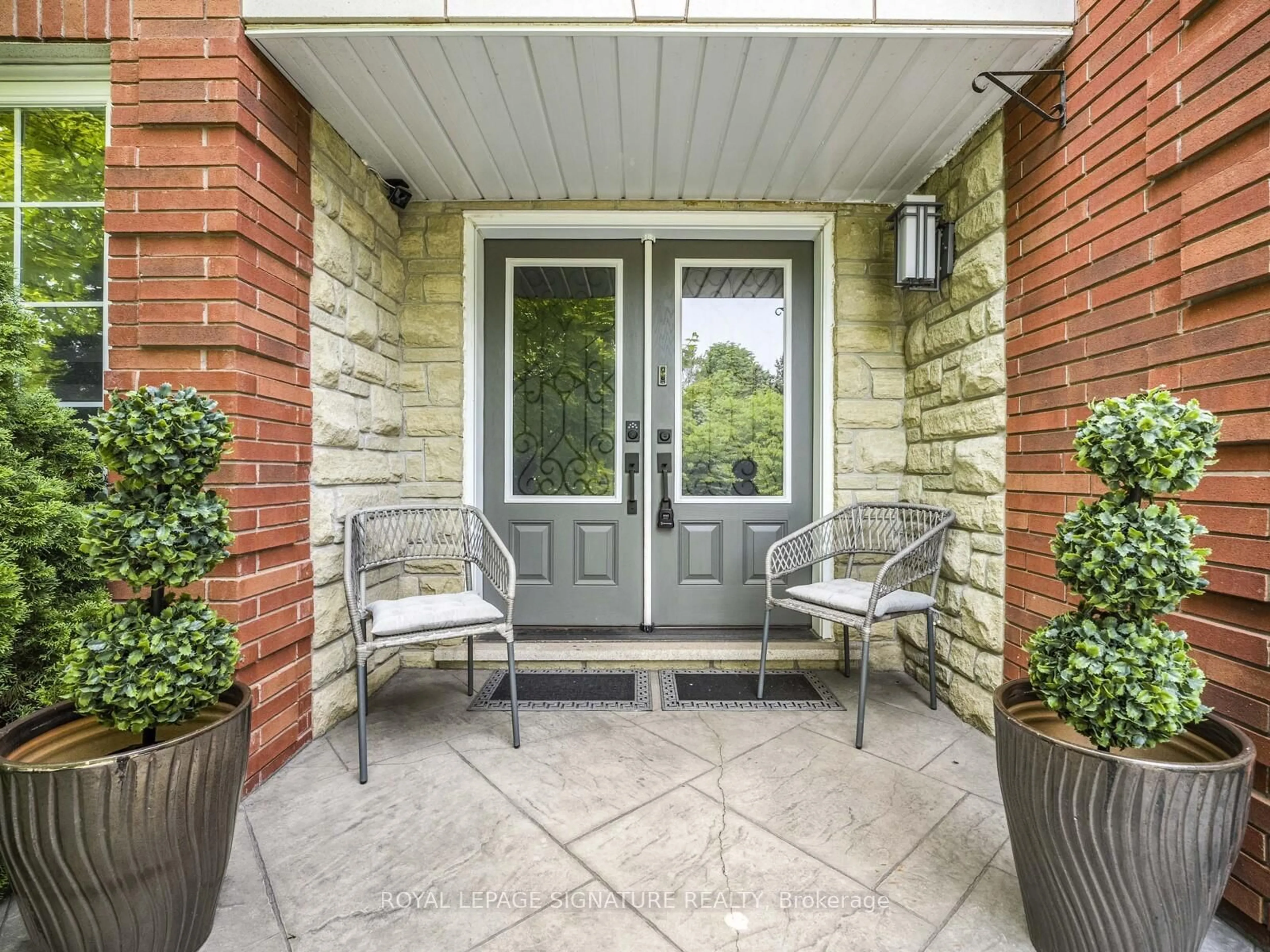 Indoor entryway for 6412 Newcombe Dr, Mississauga Ontario L5V 2H9
