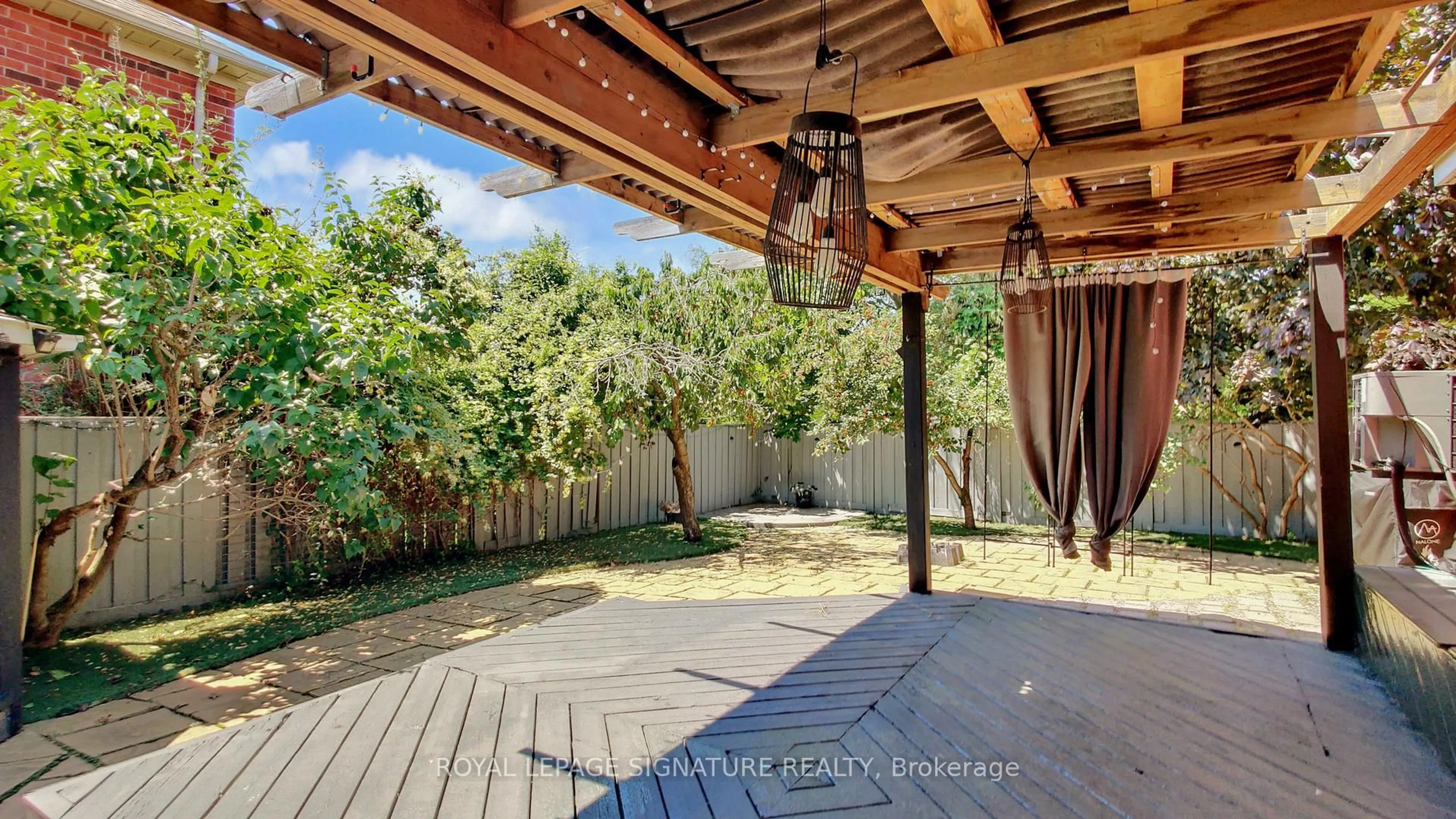 Patio, unknown for 6412 Newcombe Dr, Mississauga Ontario L5V 2H9