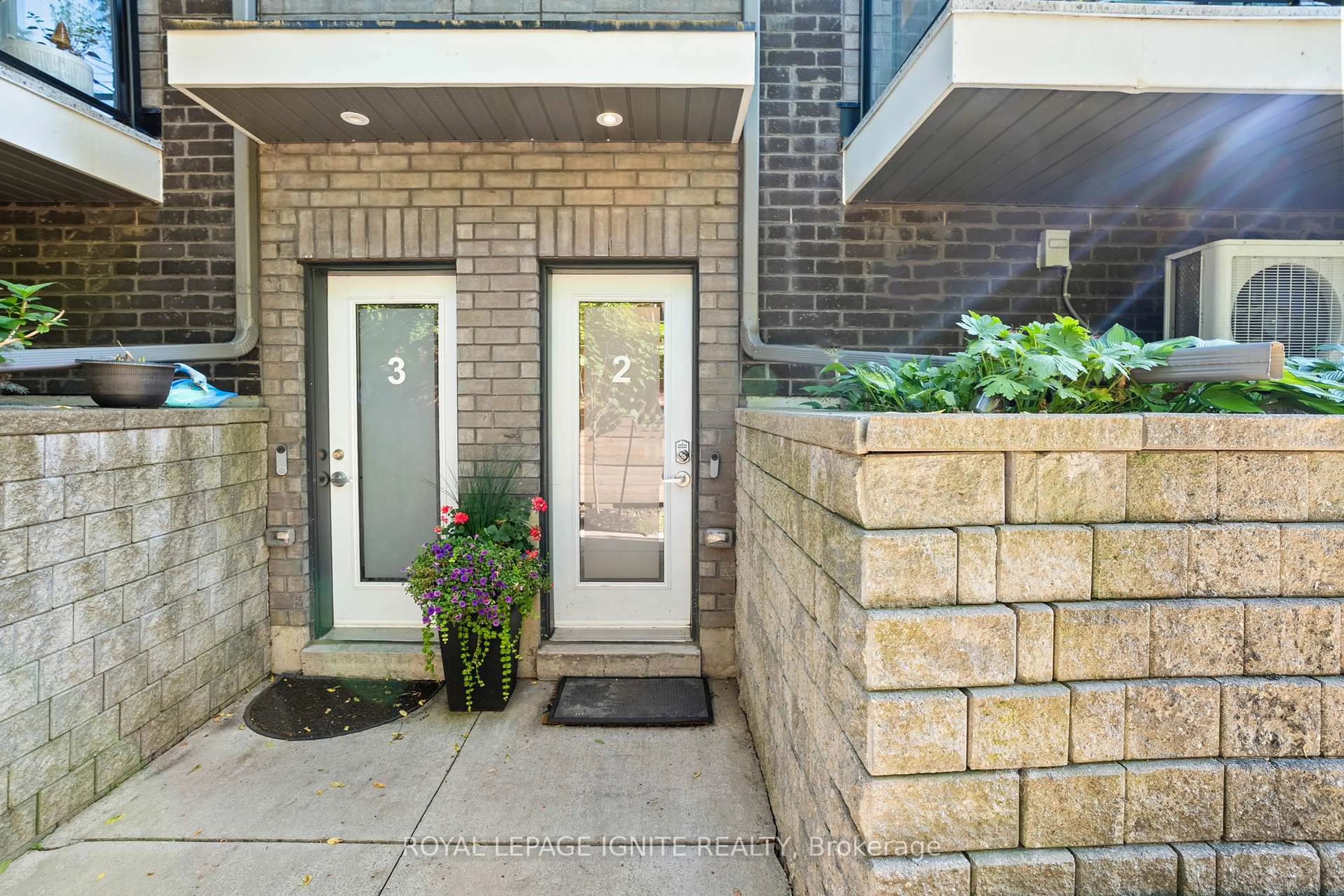 Indoor entryway for 2063 Weston Rd #Unit  2, Toronto Ontario M9N 1X7