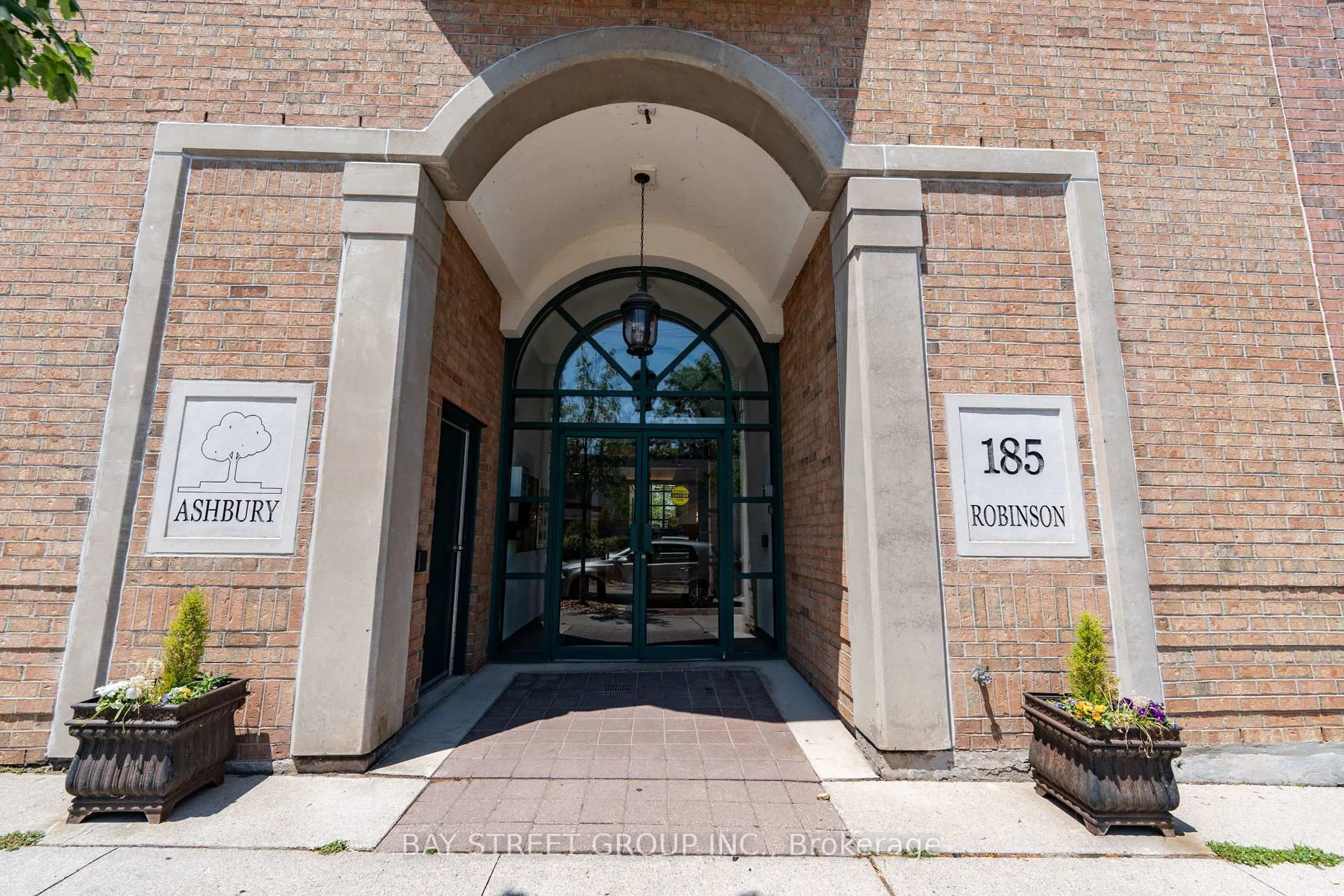 Indoor foyer for 185 Robinson St #208, Oakville Ontario L6J 7P6