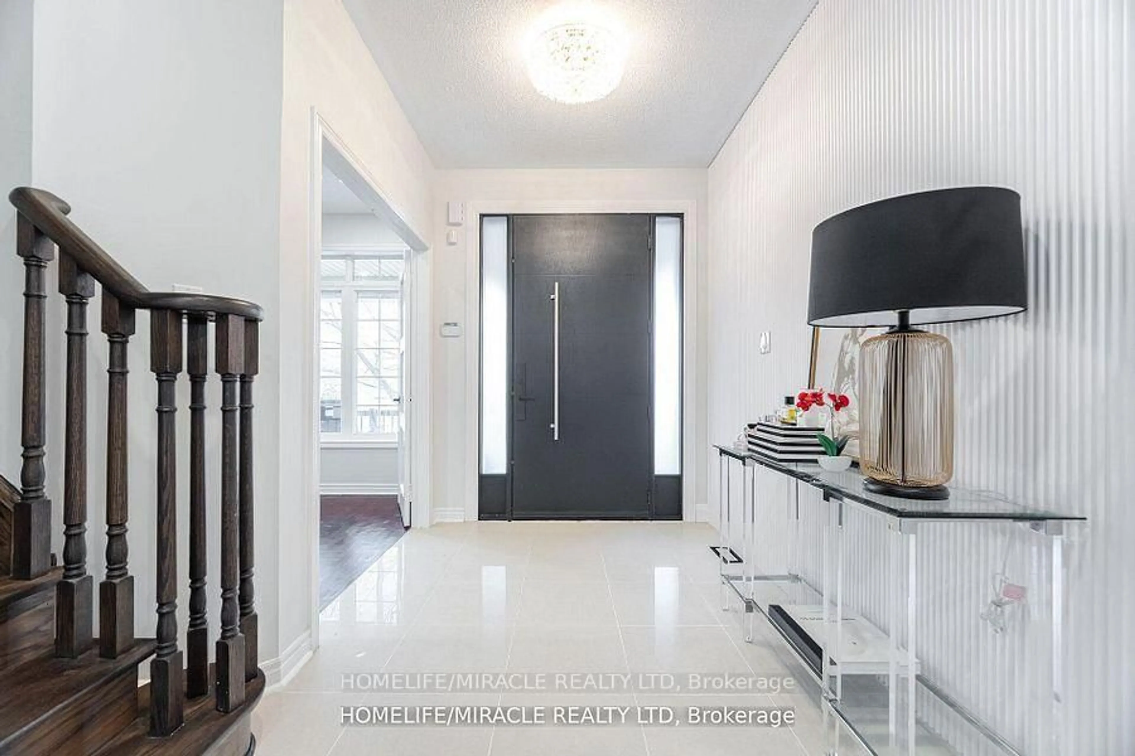 Indoor entryway for 3278 Paul Henderson Dr, Mississauga Ontario L5M 0H3