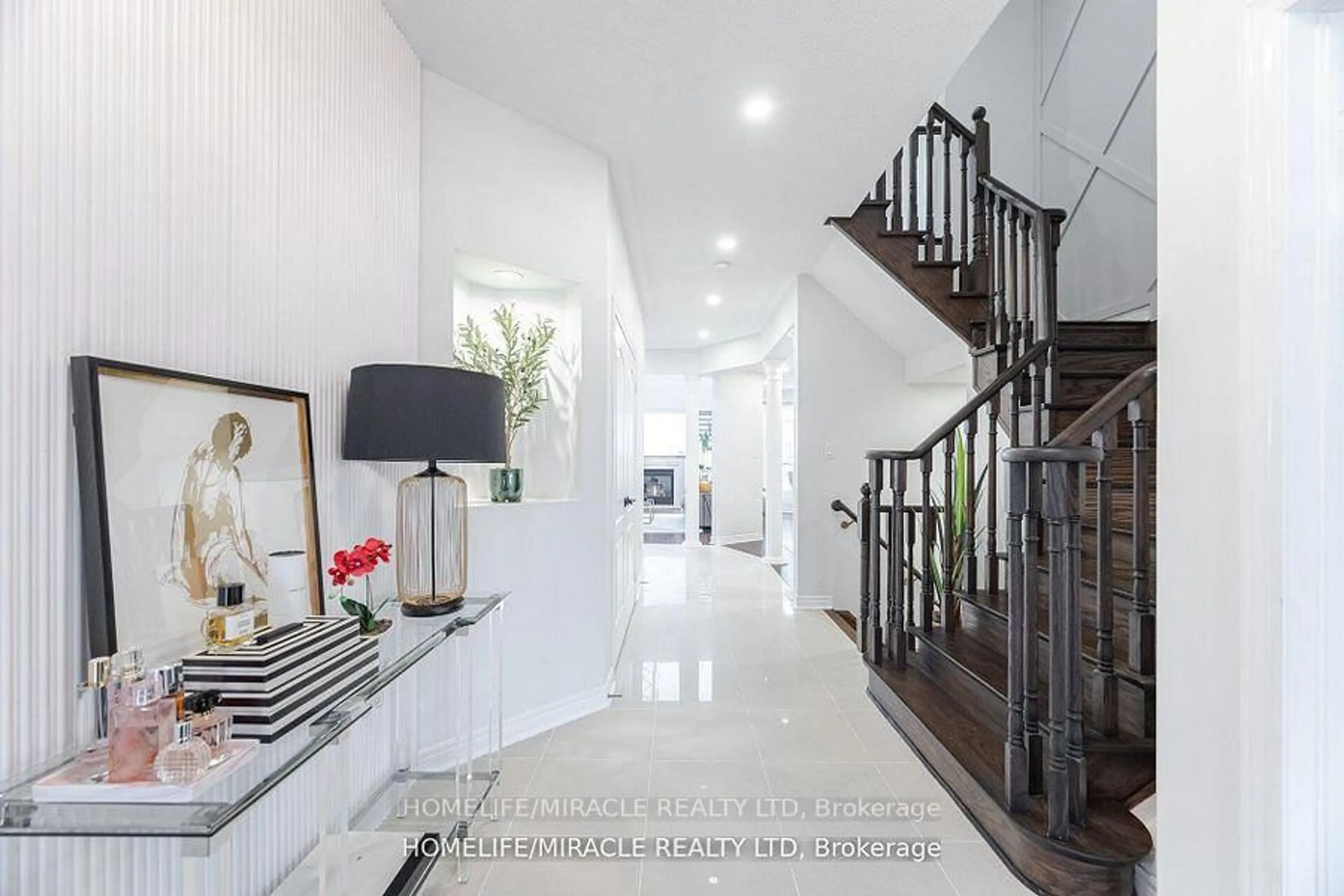 Indoor foyer for 3278 Paul Henderson Dr, Mississauga Ontario L5M 0H3