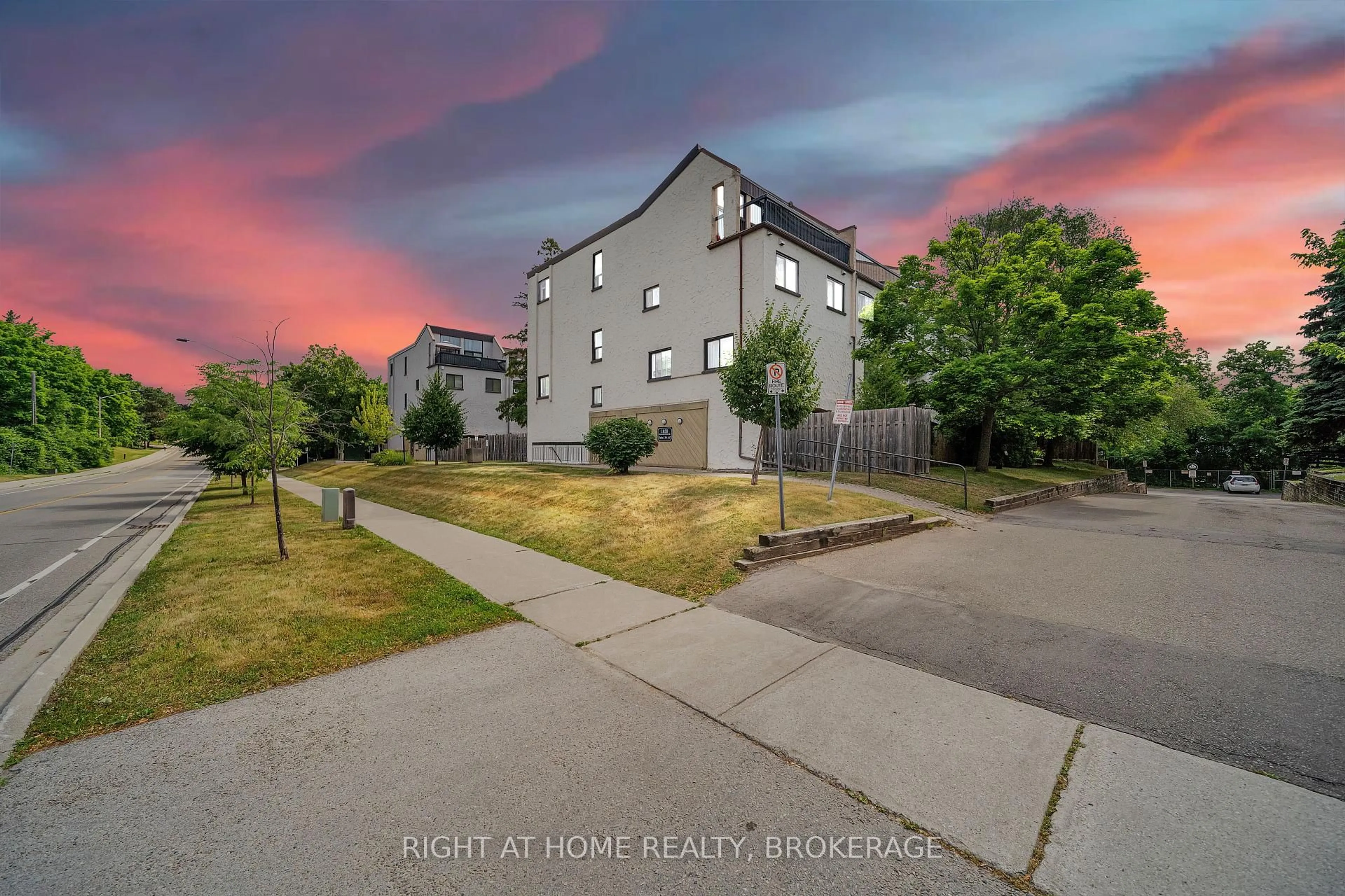 A pic from outside/outdoor area/front of a property/back of a property/a pic from drone, street for 1058 Falgarwood Dr #132, Oakville Ontario L6H 2P3