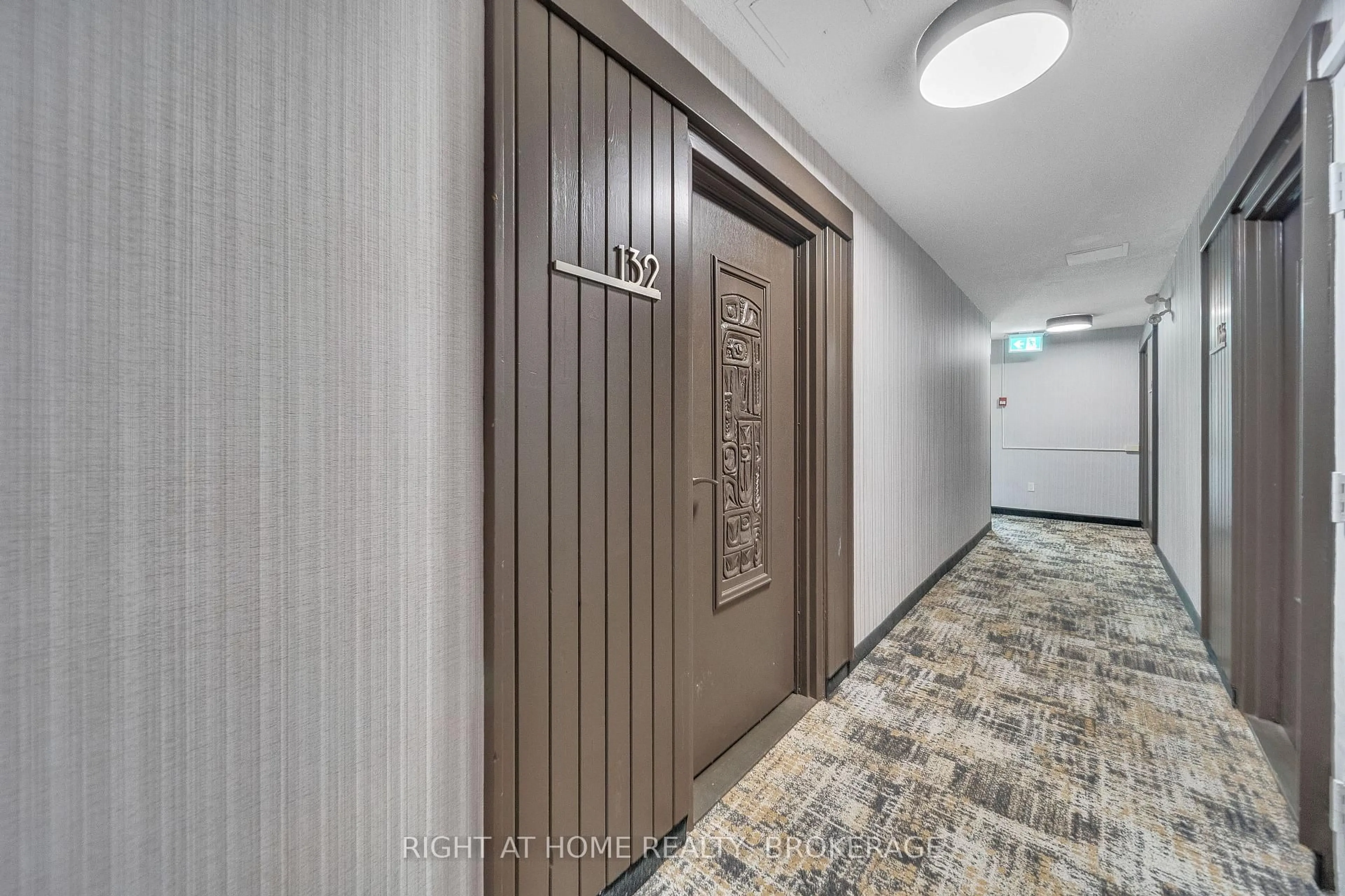Indoor foyer for 1058 Falgarwood Dr #132, Oakville Ontario L6H 2P3