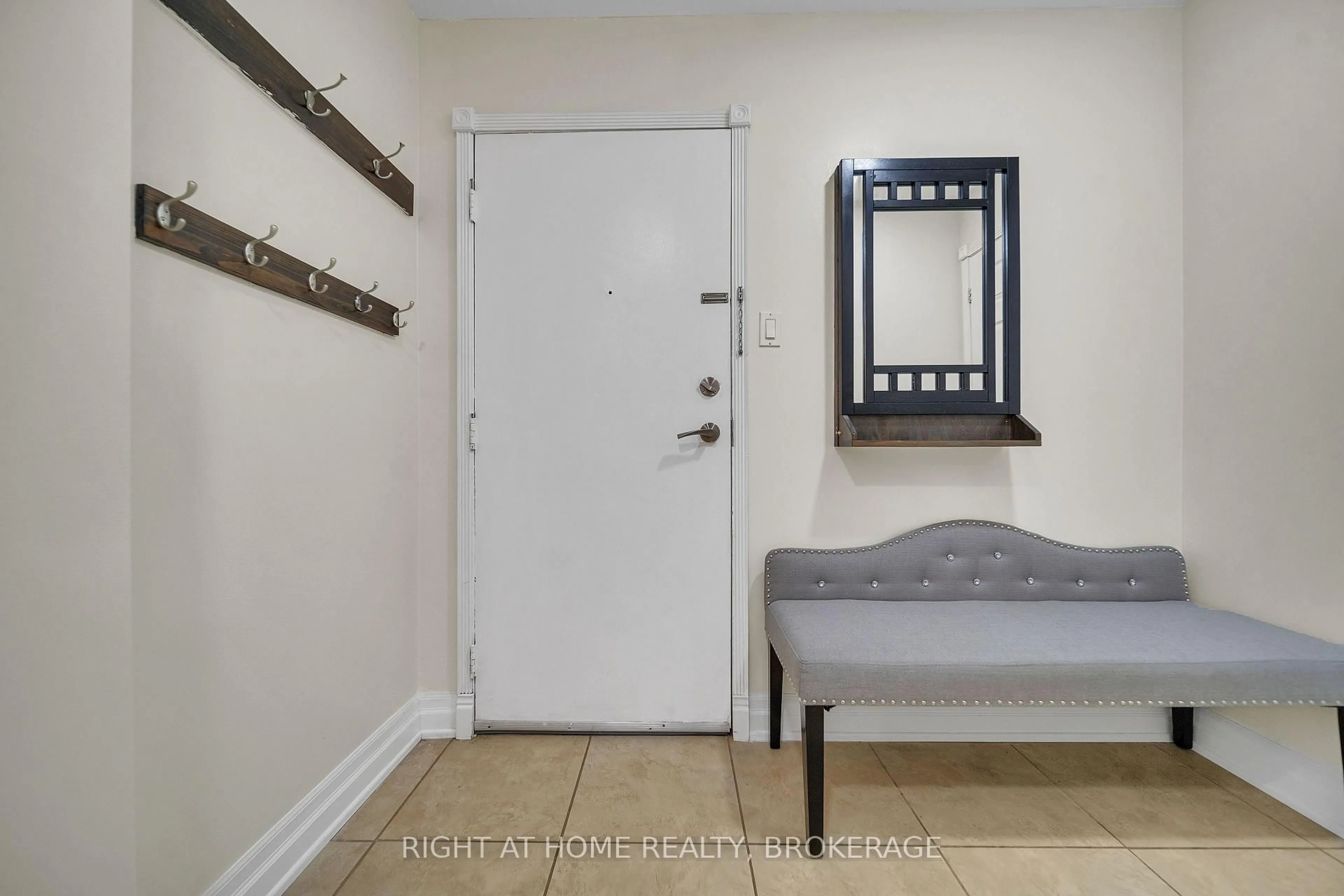 Indoor entryway for 1058 Falgarwood Dr #132, Oakville Ontario L6H 2P3