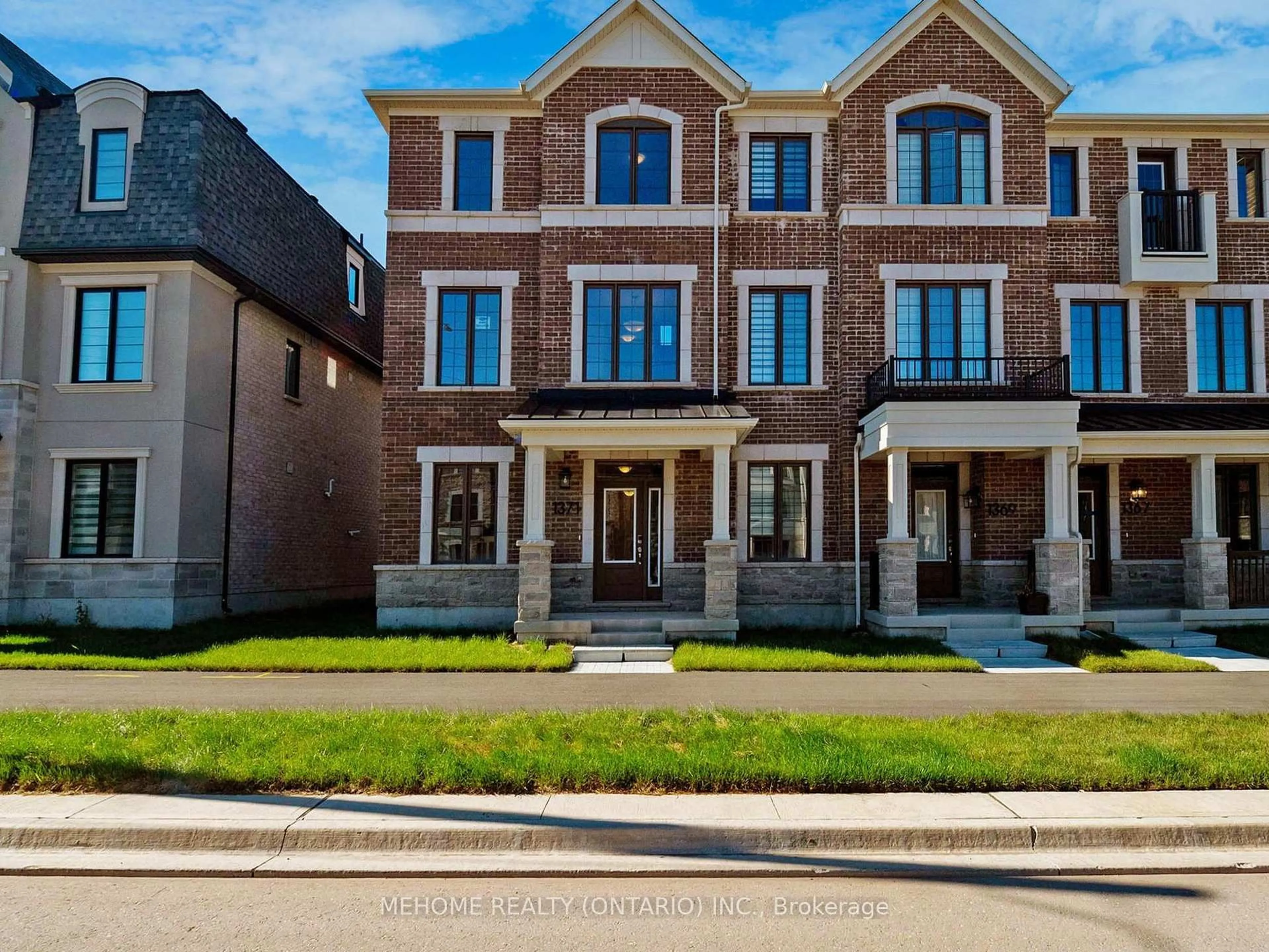 Home with brick exterior material, street for 1371 William Halton Pkwy, Oakville Ontario L6M 5N9