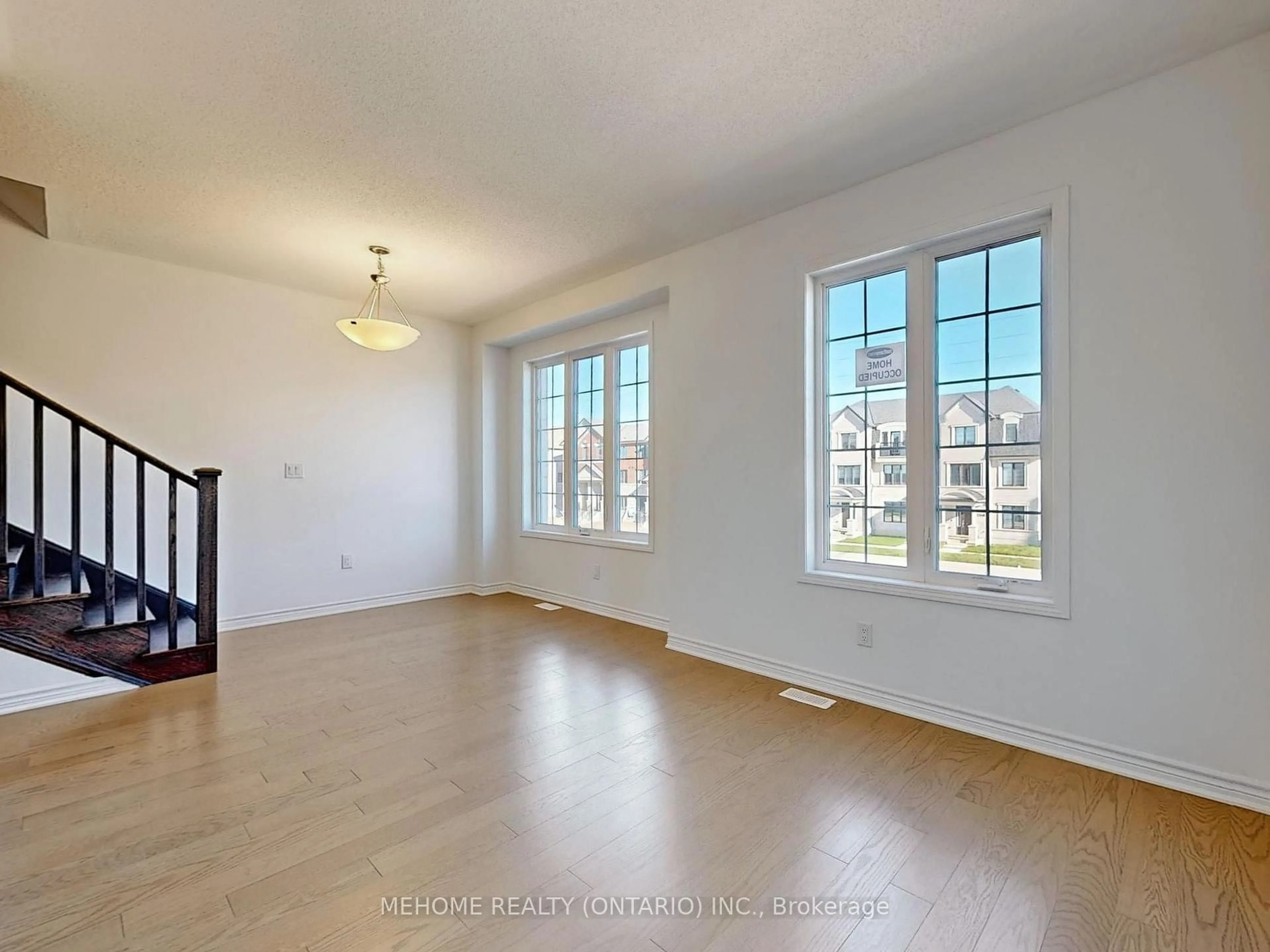 A pic of a room for 1371 William Halton Pkwy, Oakville Ontario L6M 5N9