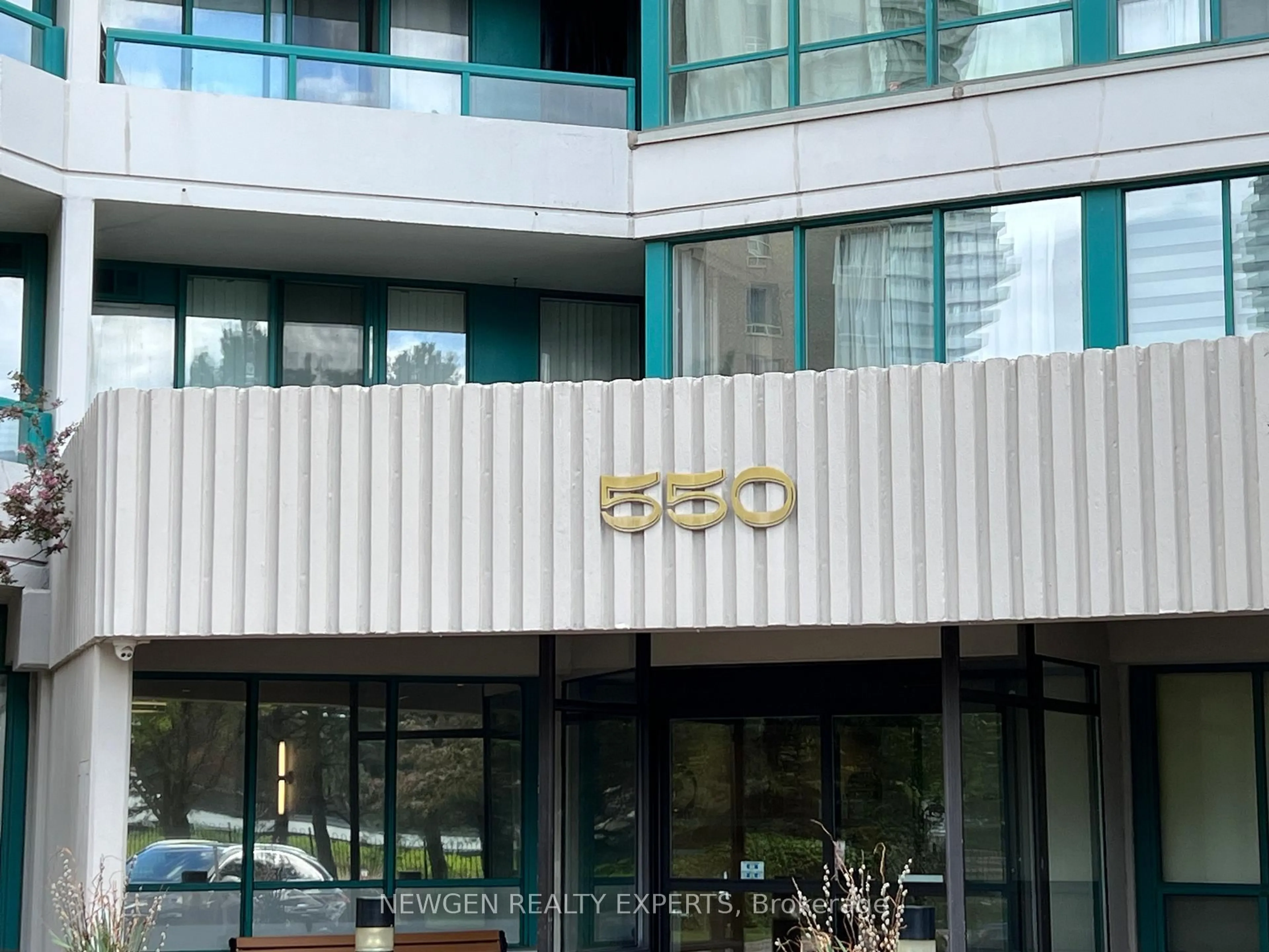 Patio, building for 550 Webb Dr #UPH 12, Mississauga Ontario L5B 3Y4