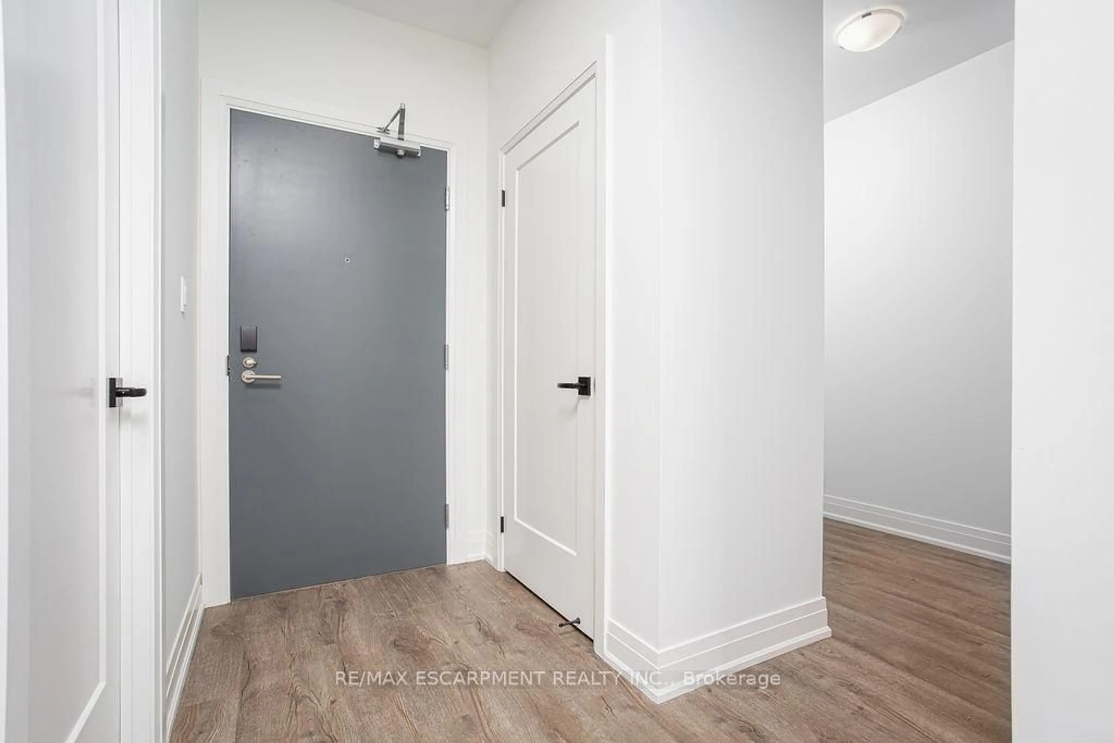 Indoor entryway for 3265 Carding Mill Tr #205, Oakville Ontario L6M 5P7