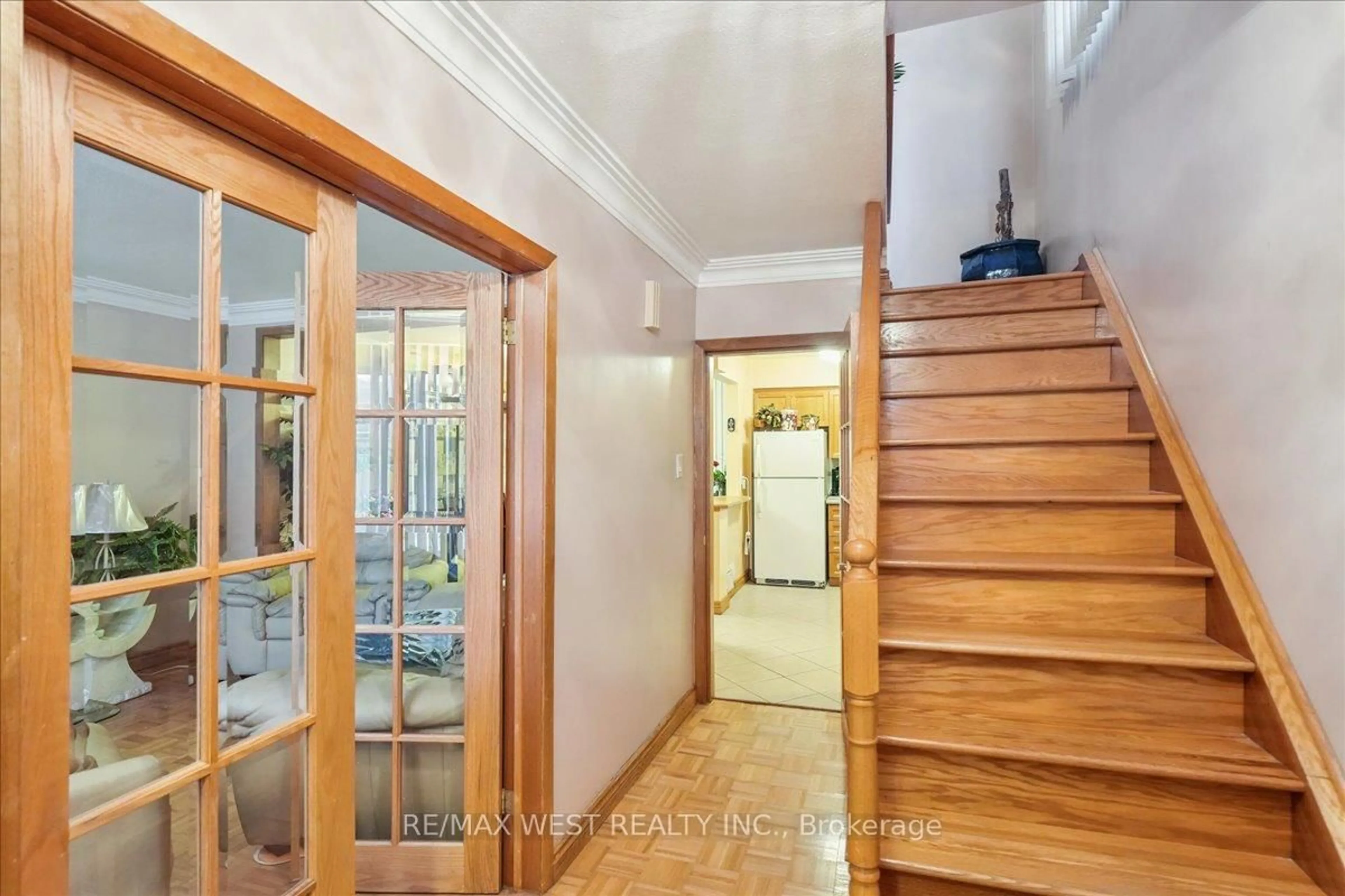 Indoor foyer for 3 Hilldale Rd, Toronto Ontario M6N 3Y1