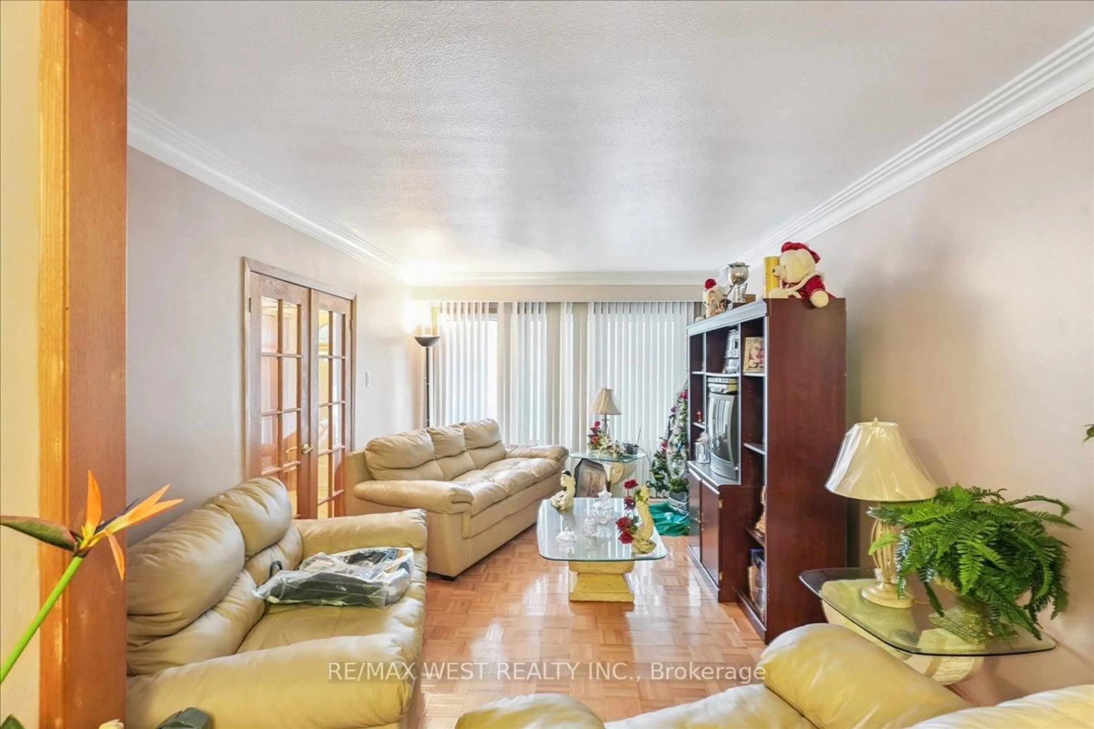 Living room with furniture, unknown for 3 Hilldale Rd, Toronto Ontario M6N 3Y1