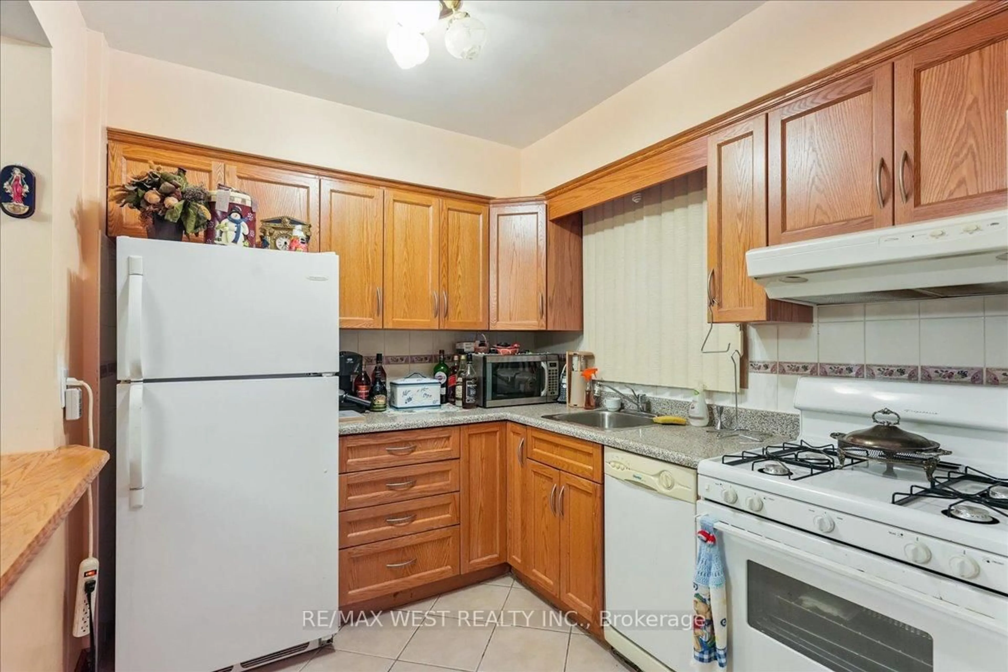 Standard kitchen, unknown for 3 Hilldale Rd, Toronto Ontario M6N 3Y1